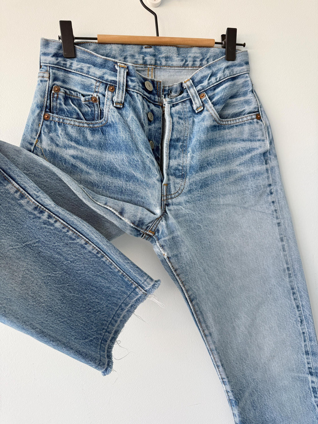 W26 L27 selvedge red line vintage Levis 501 25-26” measured waist dark raw blue faded made in USA 70s