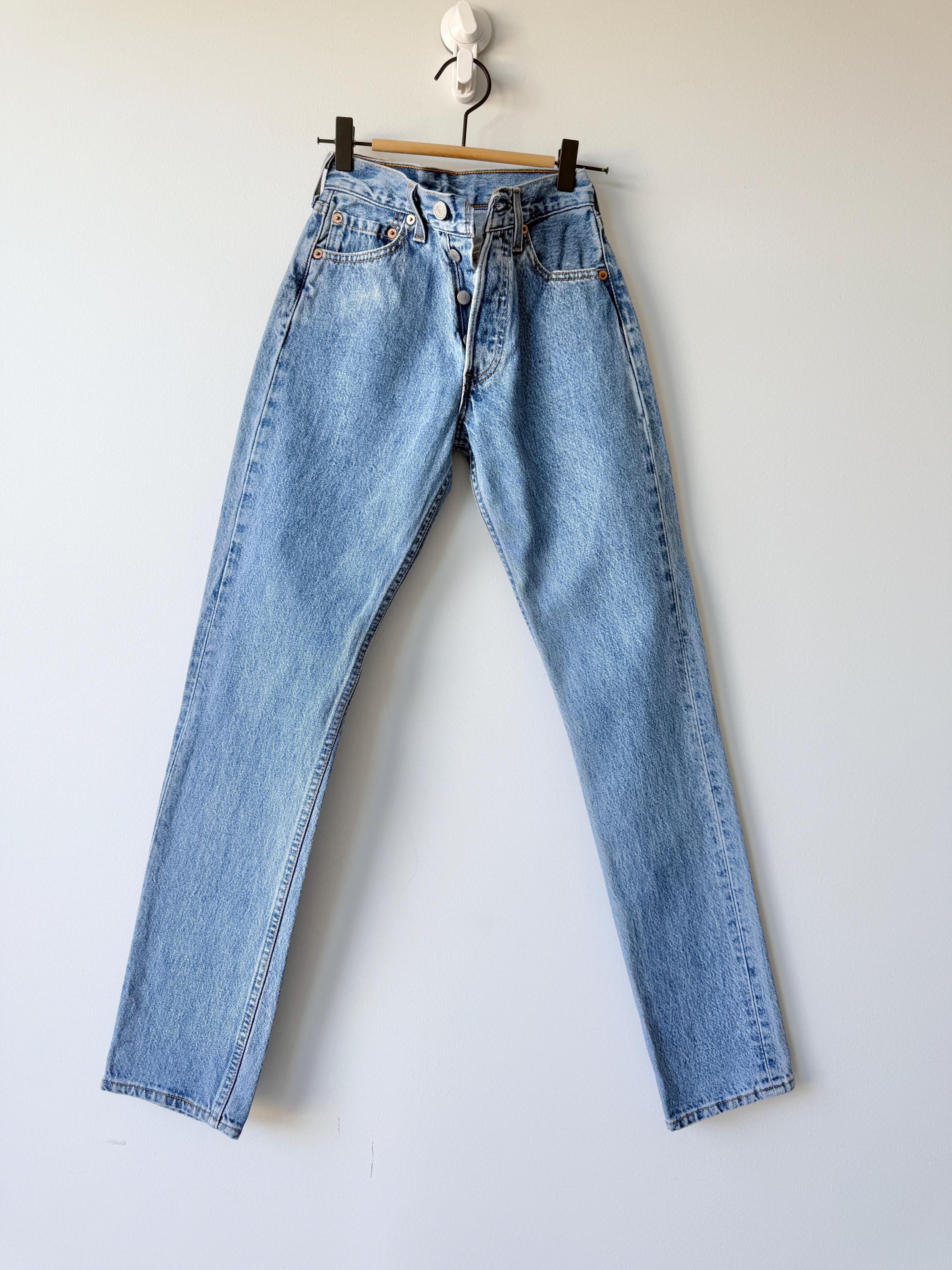 W22 L32 Levis 501 vintage 21-22” measured waist medium dark blue made in USA tag for women 90s hol