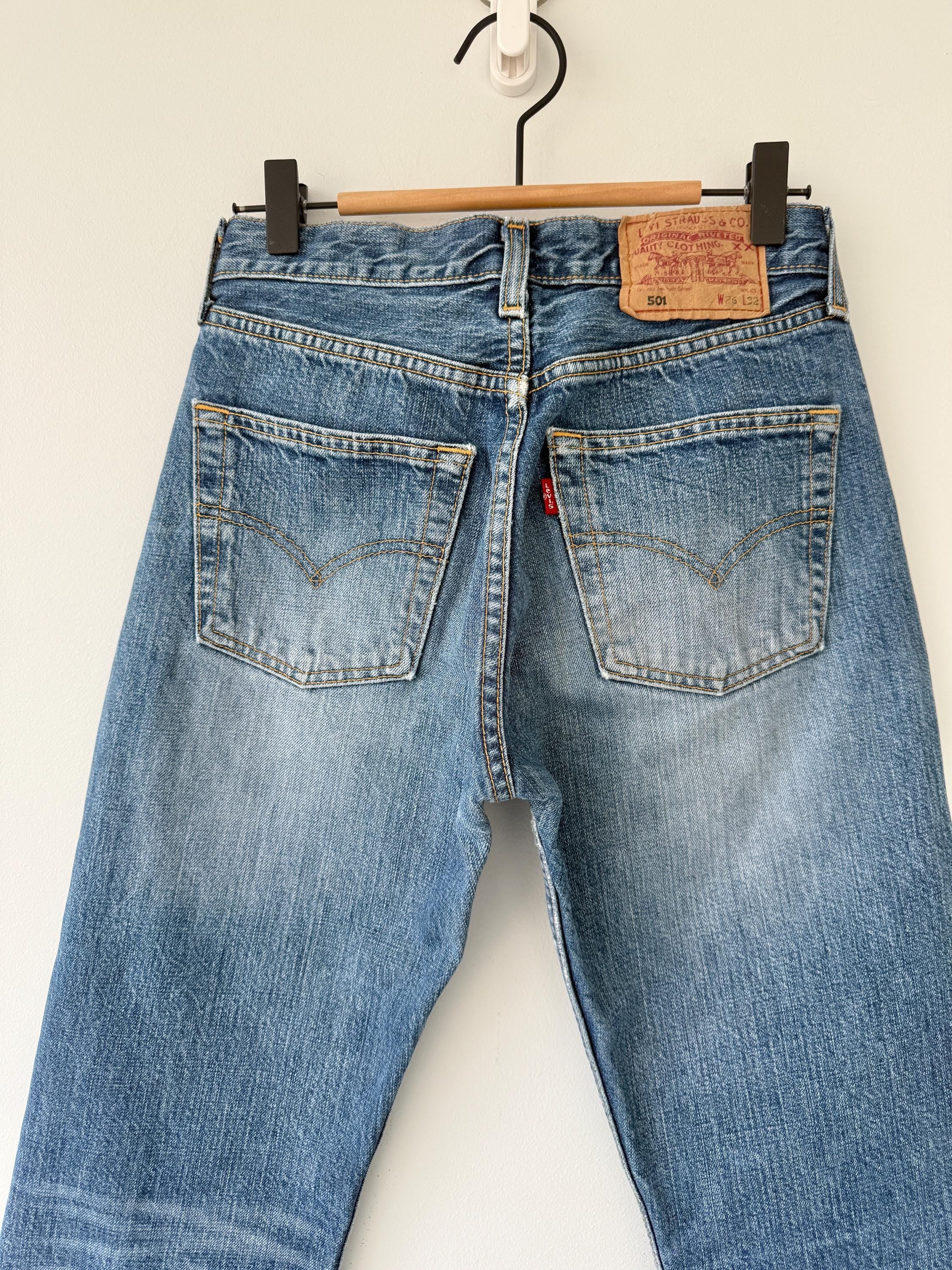 W25 L28 Levis 501 vintage 25” measured waist medium faded blue whiskers made in y2k