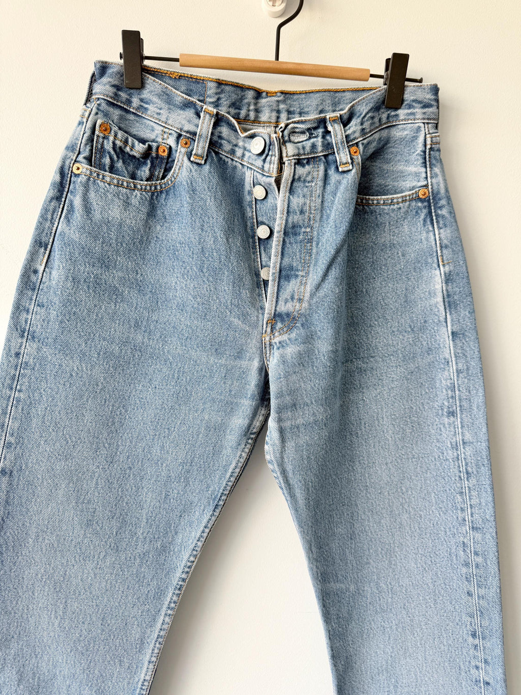 W27 L30 vintage Levis 501 26-27” measured waist medium blue made in 90s