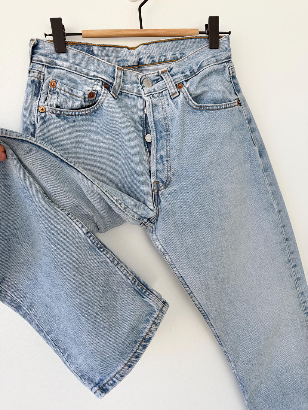 W25 L31 vintage Levis 501 24-25” measured waist faded medium blue made in USA 90s