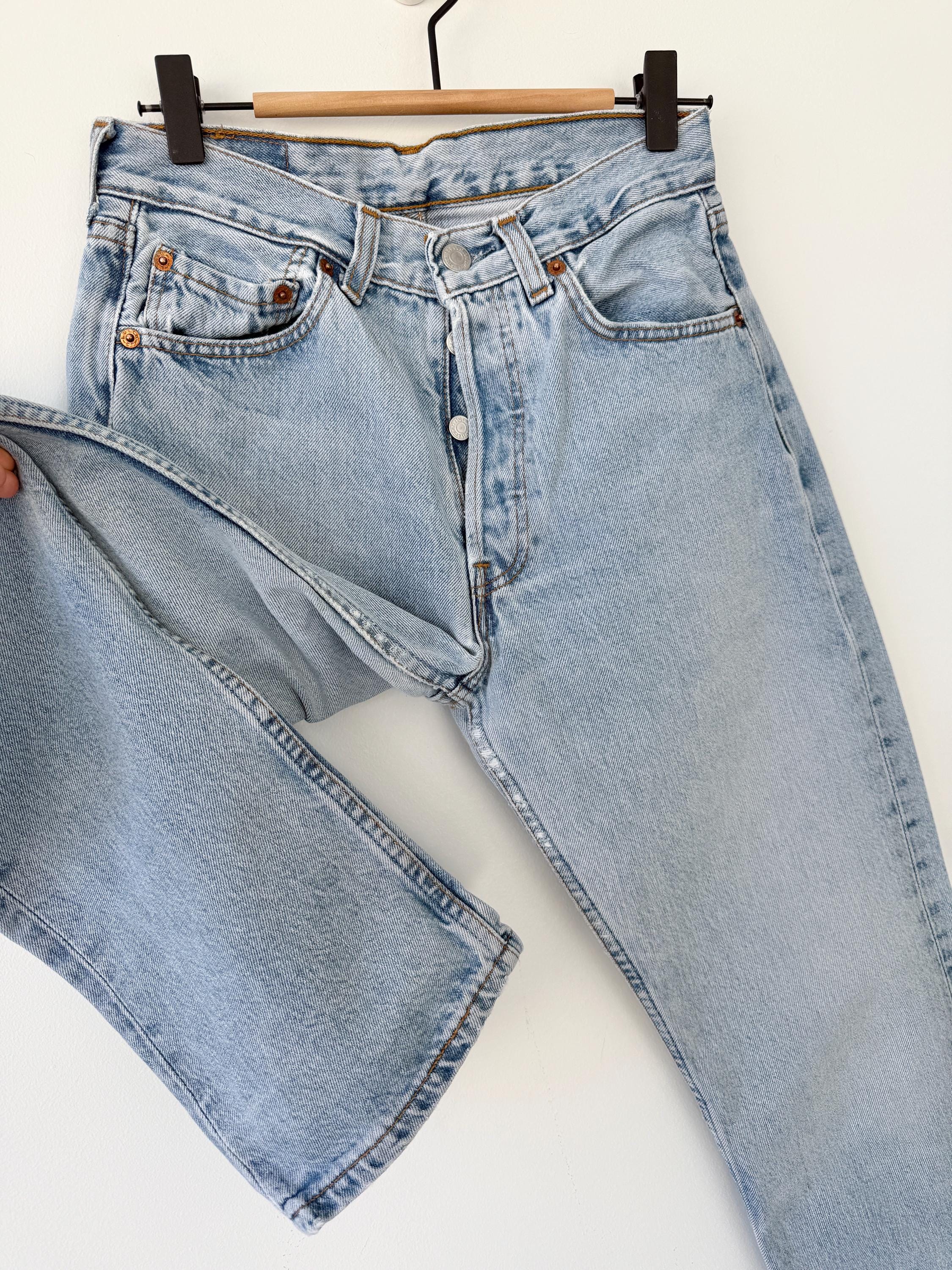 W25 L31 vintage Levis 501 24-25” measured waist faded medium blue made in USA 90s