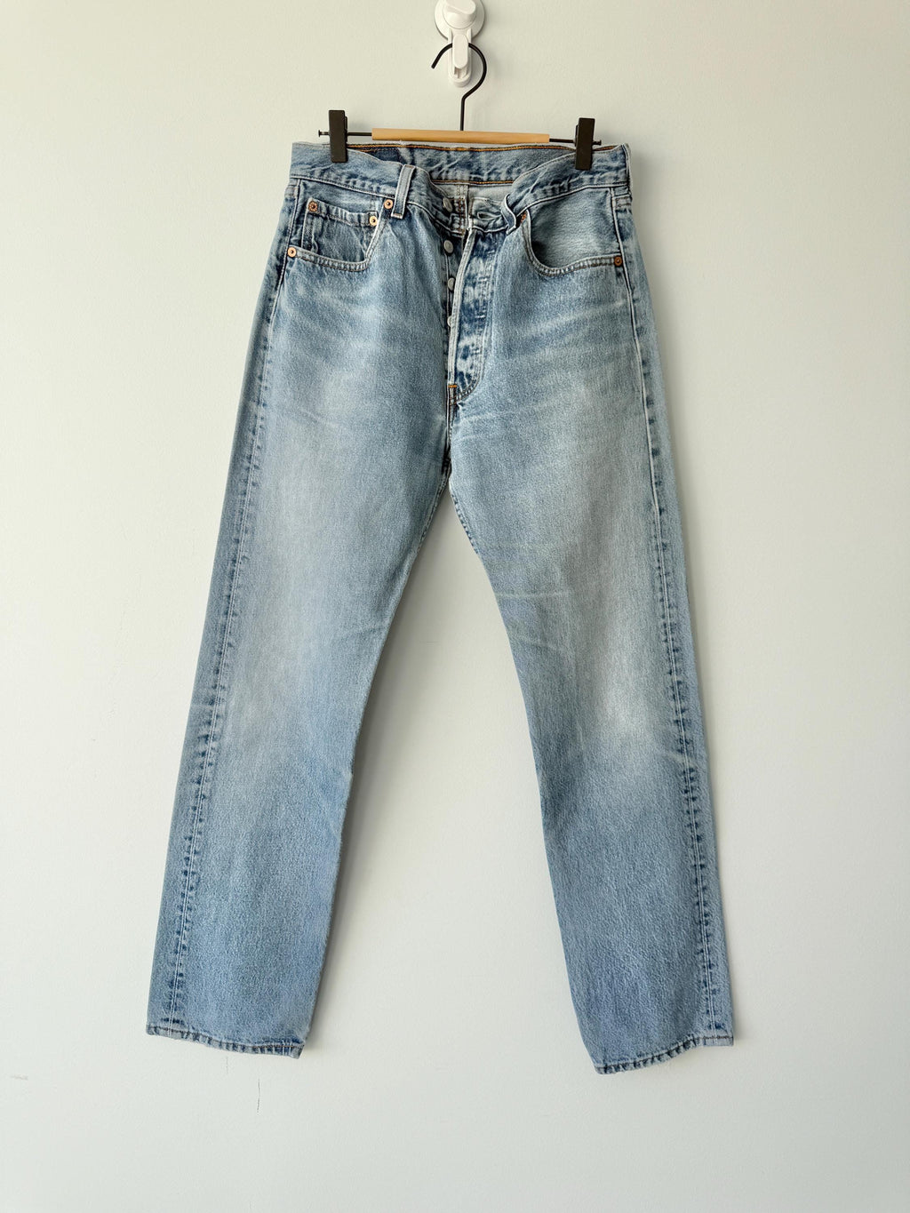 W29 L31 vintage Levis 501 28-29” measured waist faded medium blue made in USA 90s