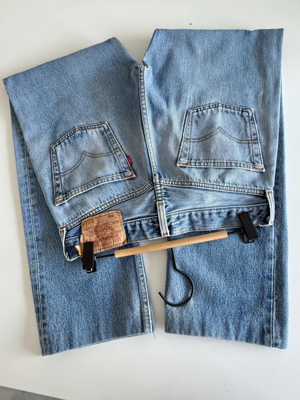 W29 L29 Levis 501 vintage 28-29” measured waist medium blue made 90s wallet mark
