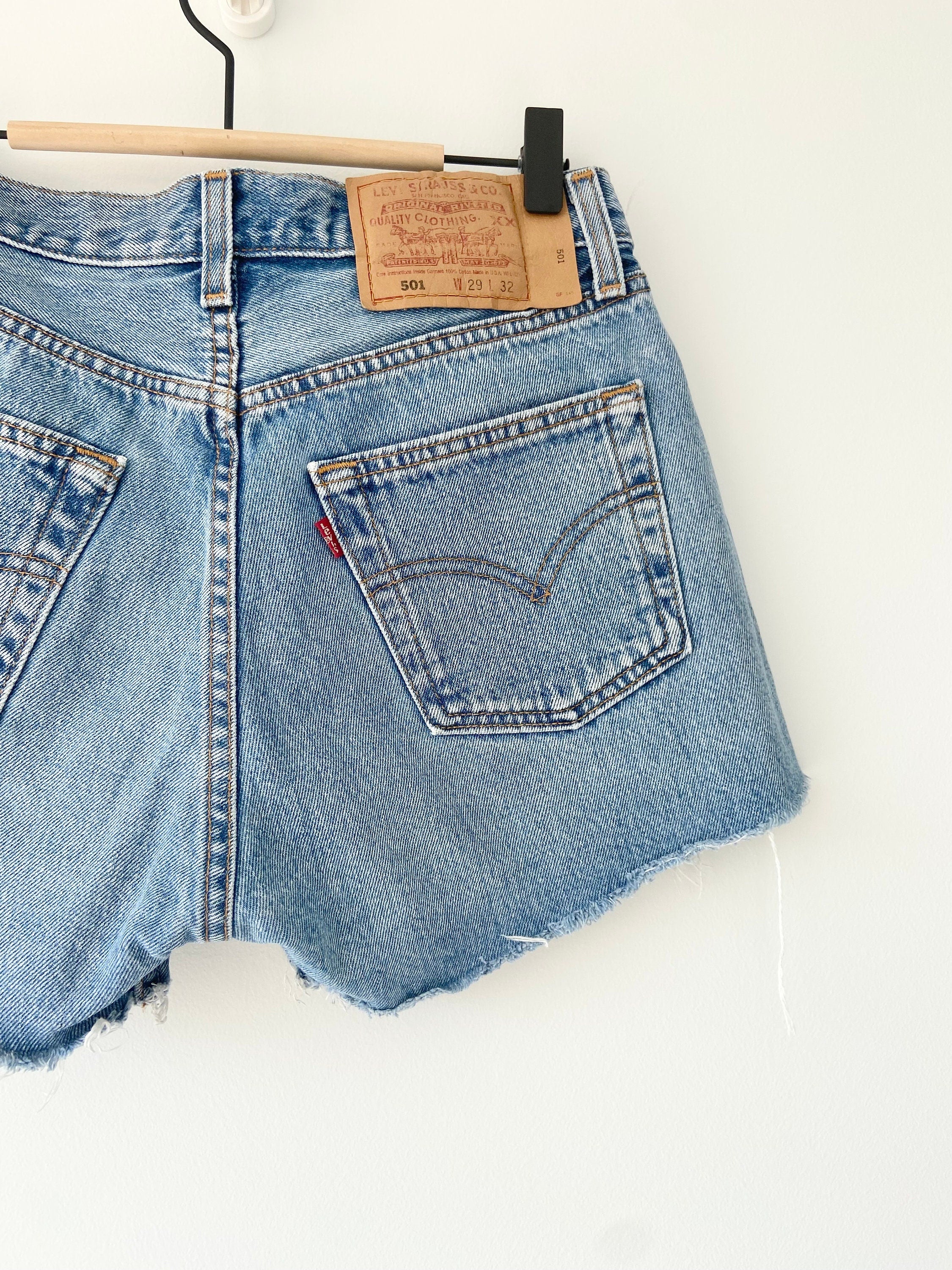 w27 Vintage Levi’s 501 button shorts  medium blue wash