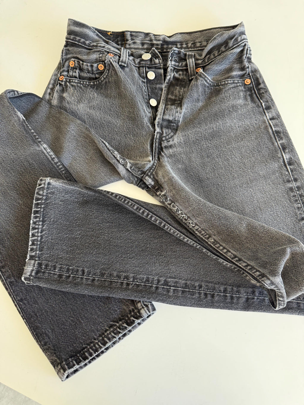 W25 L29 vintage Levis 501 24-25” measured waist black faded lines made in 90s