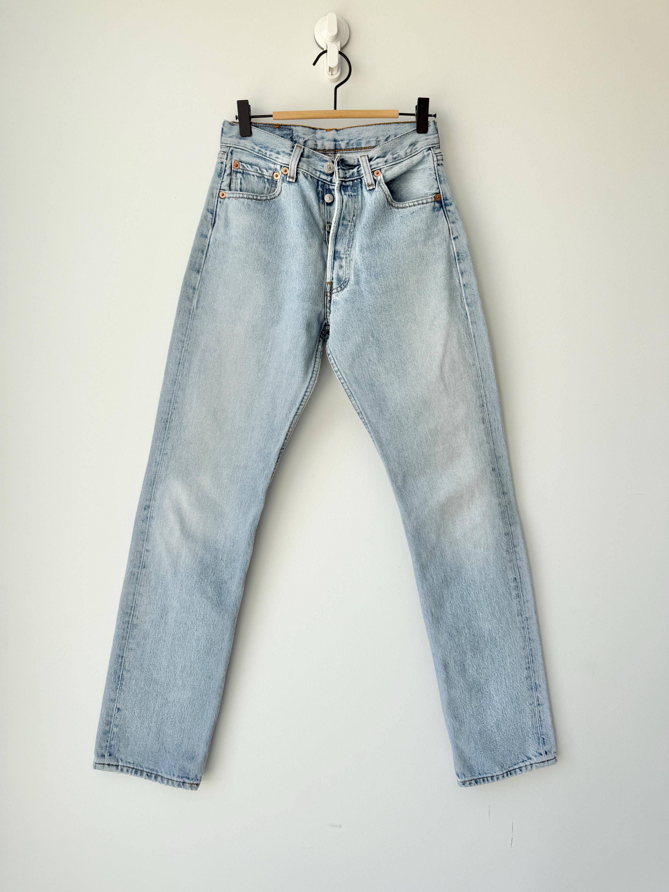 W25 L31 Levis 501 vintage 25” measured waist medium light blue made in 90s