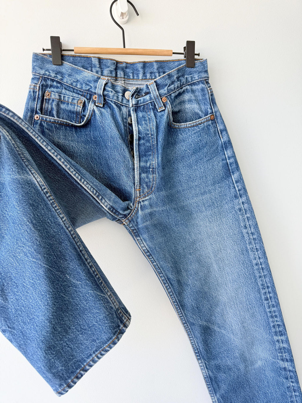 W27 L31 Levis 501 vintage 26-27” measured waist medium raw blue 80s made in USA