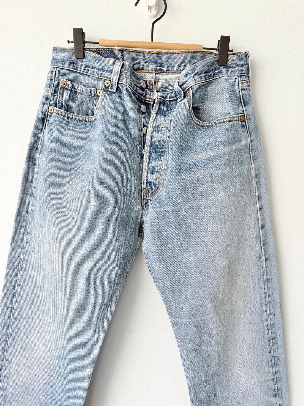 W29 L31 vintage Levis 501 28-29” measured waist faded medium blue made in USA 90s