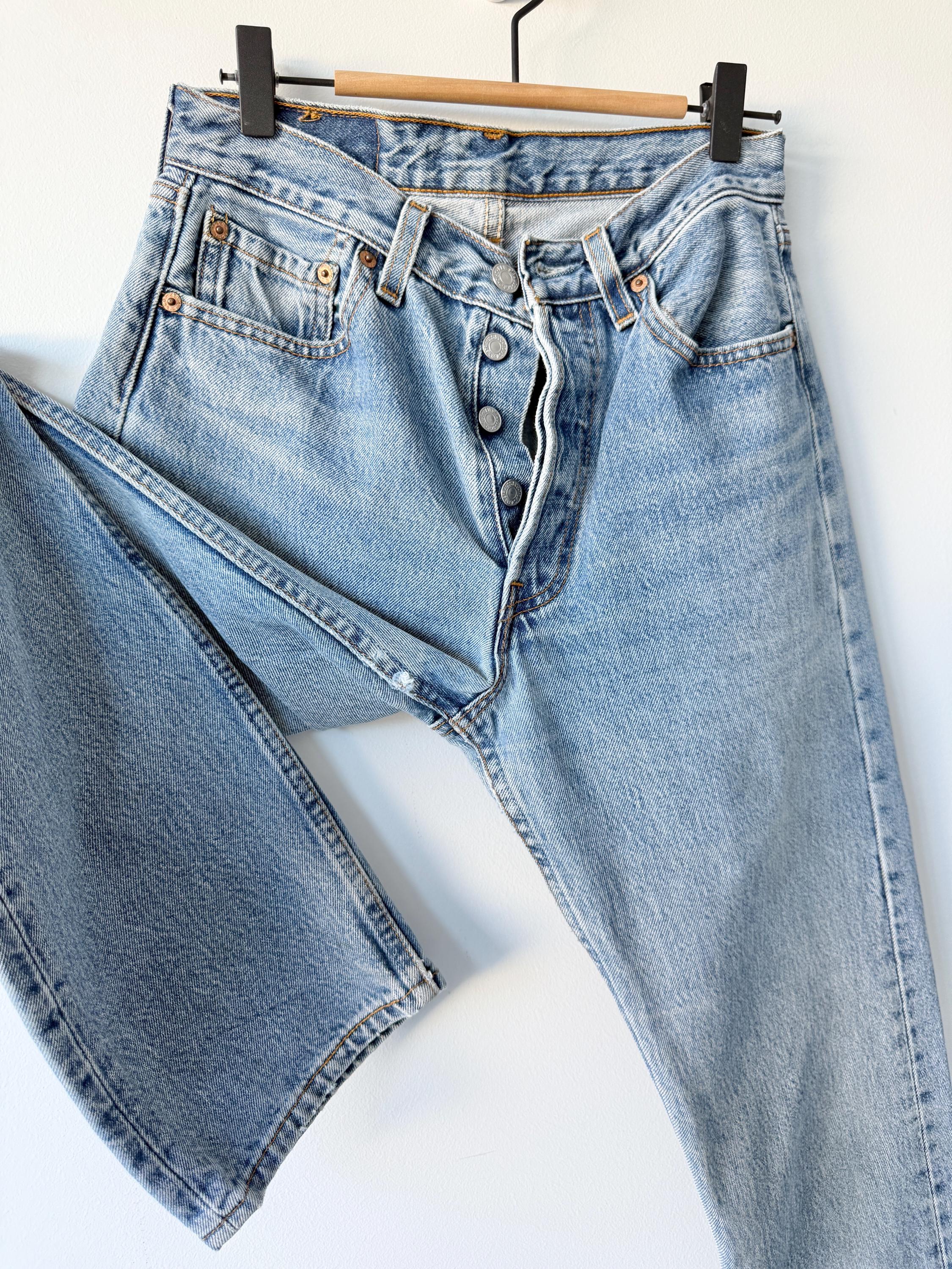W27 L29 Levis 501 vintage 26-27” measured waist medium blue made in USA 90s for women tag