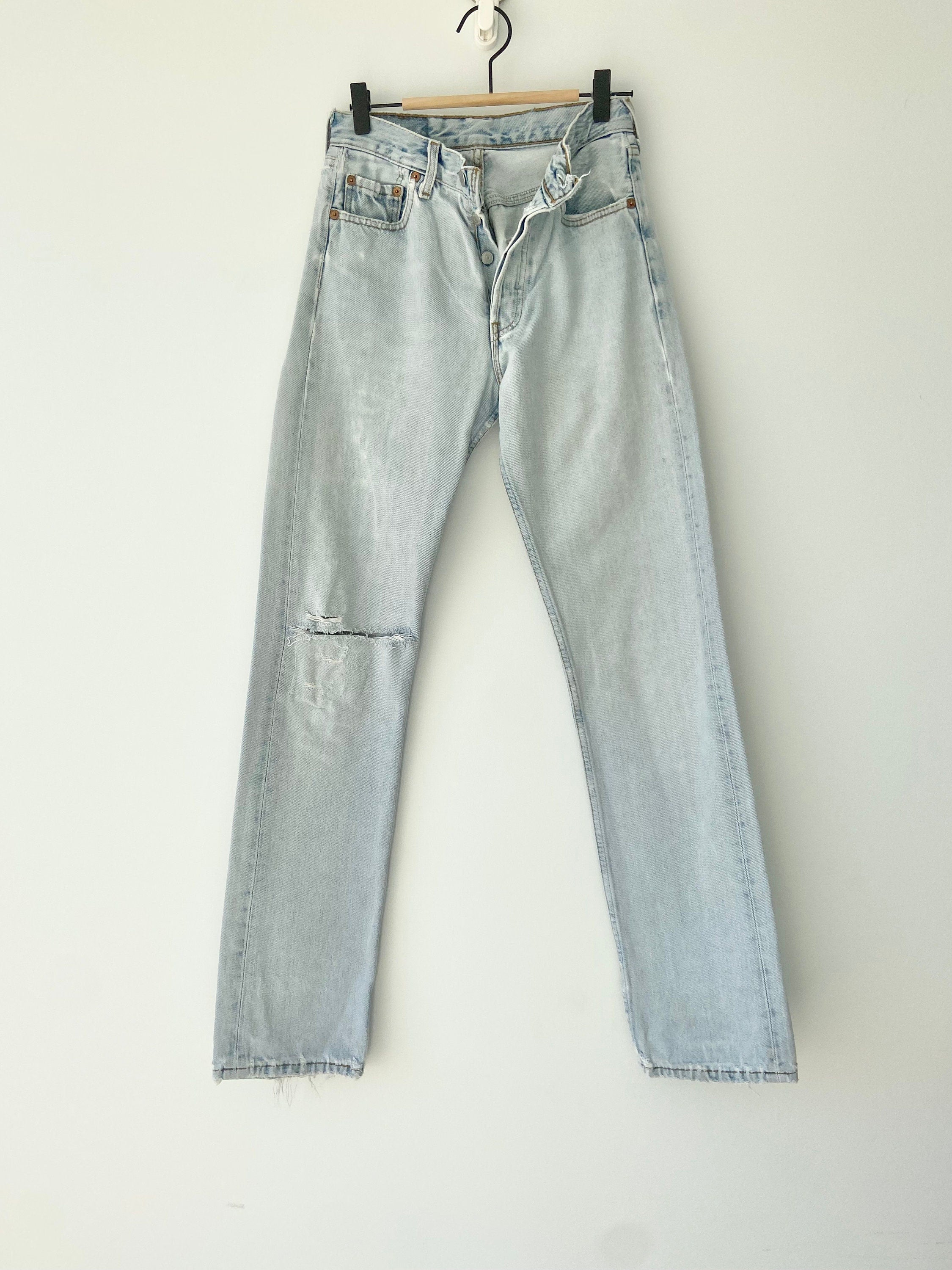 w25 L32 Vintage Levi’s 501 jeans stone wash light distressed soft made in France 1995 faded blue