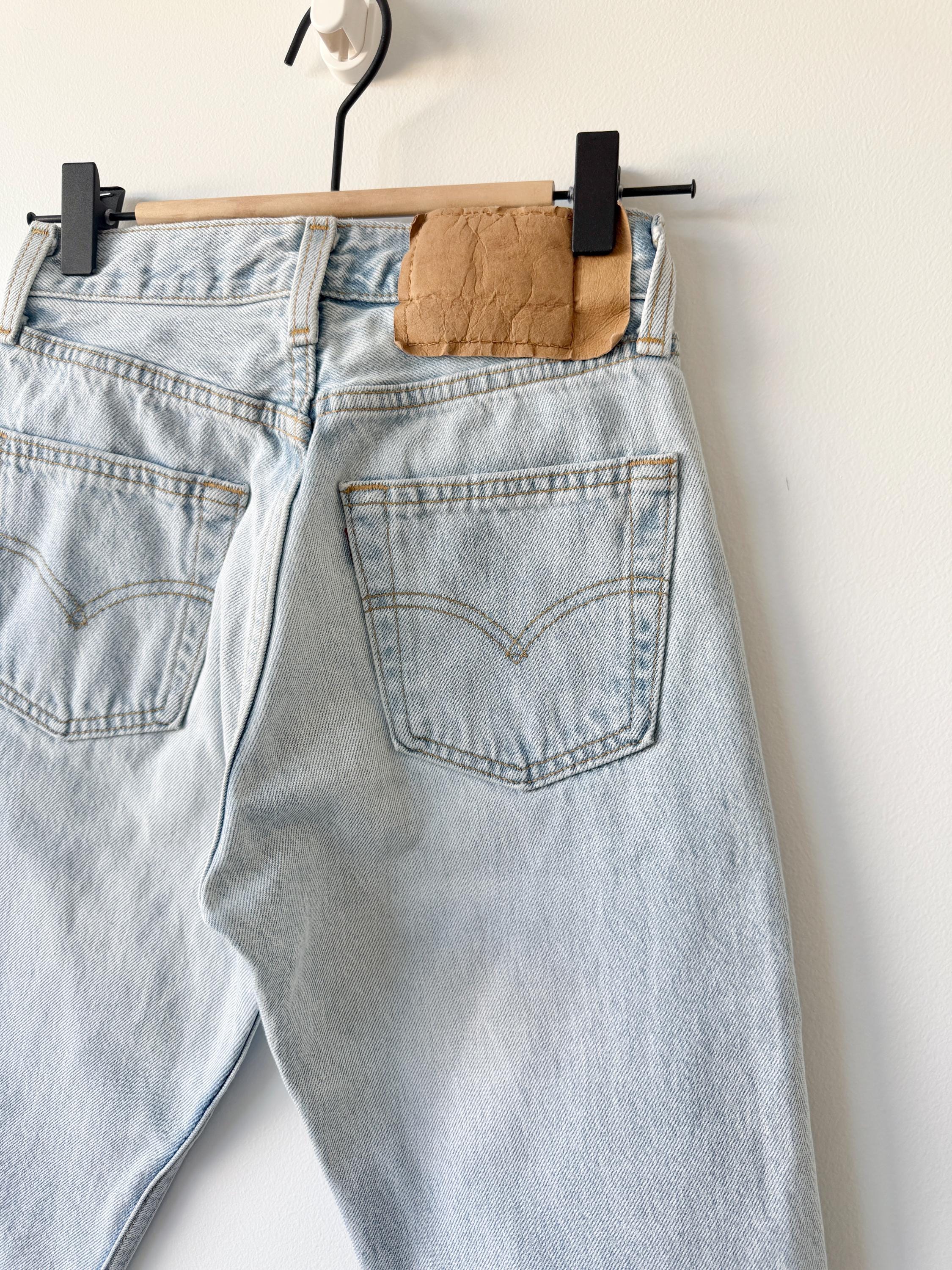 w22 L28 Levis 501 vintage light blue 501s for women tag made in USA 90s straight leg jeans 22”waist