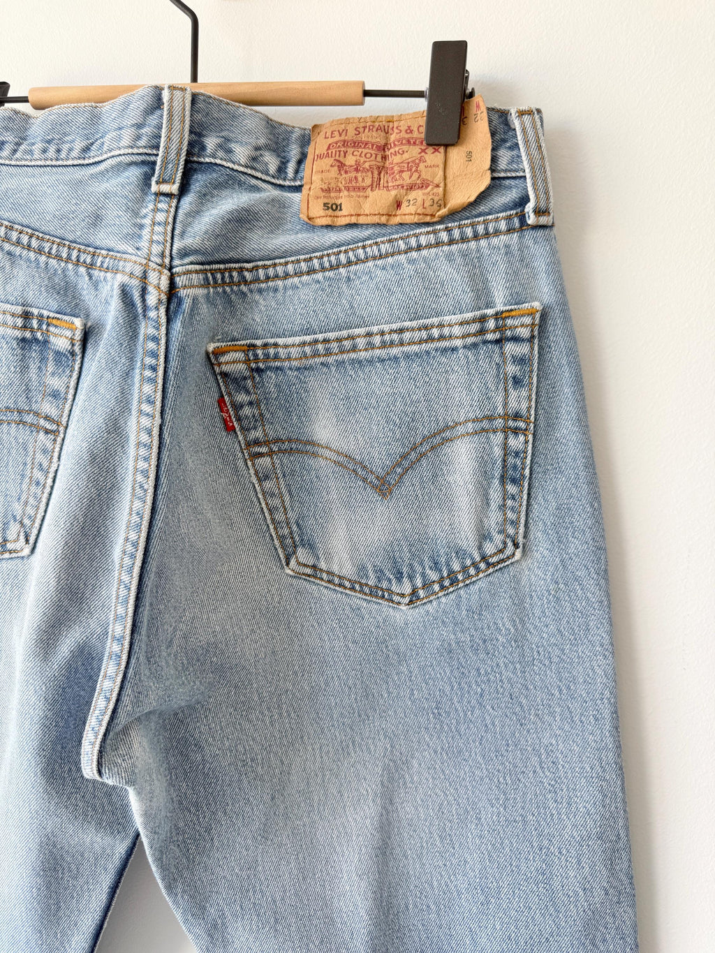 W30 L29 Levis 501 vintage 29-30” measured waist medium light blue worn out marks y2k made in Hungary wallet mark