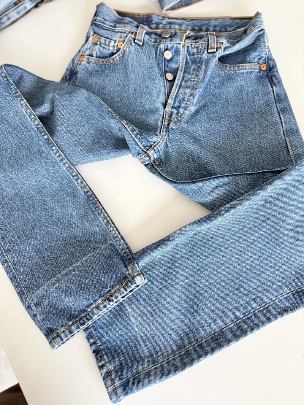 W23 L29  vintage Levis 501 22-23” measured waist medium fade made in 90s