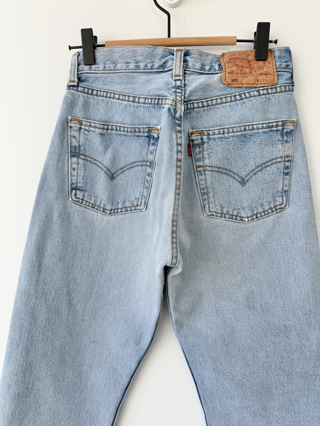 W25 L31 vintage Levis 501 24-25” measured waist faded medium blue made in USA 90s