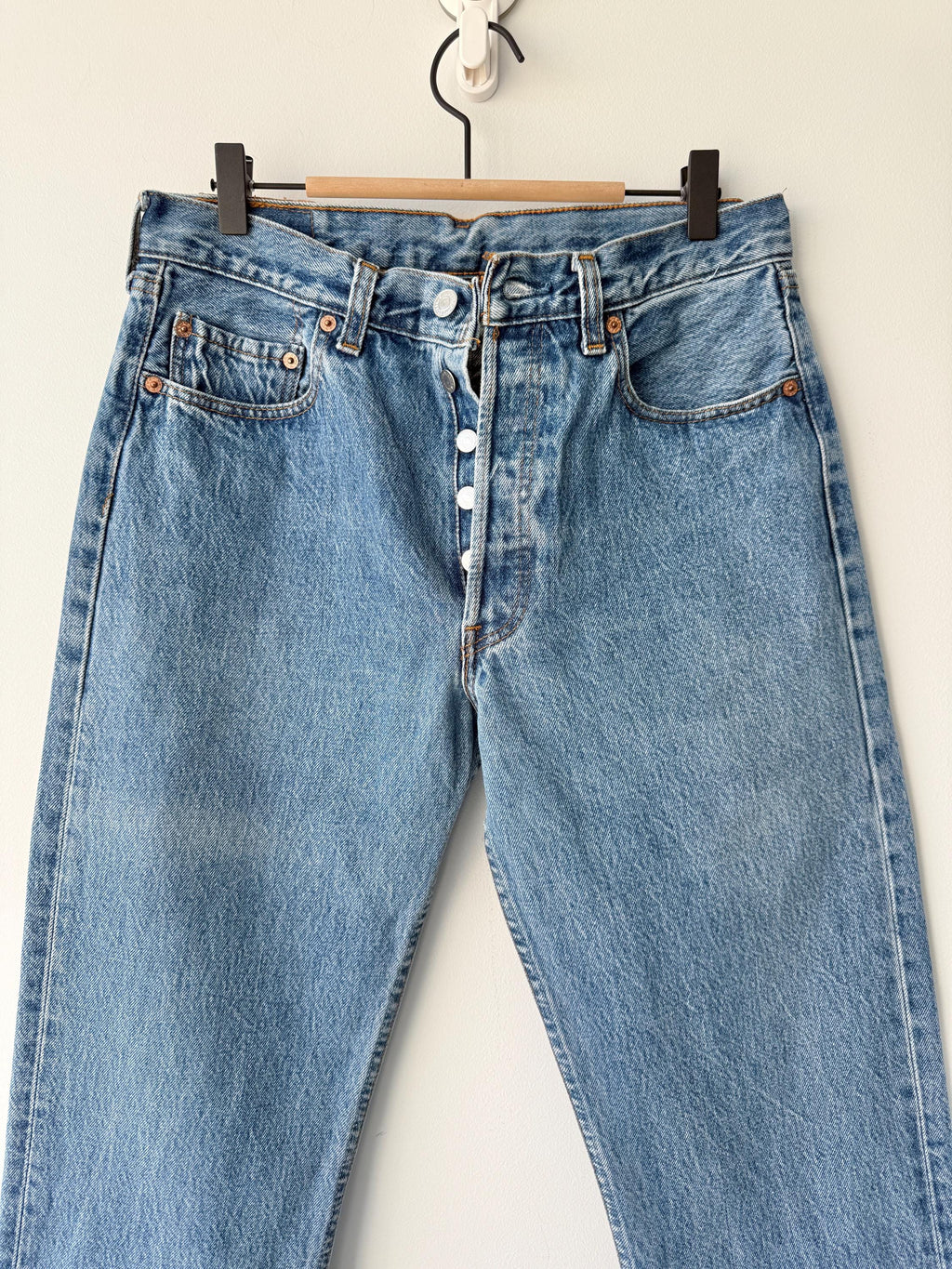 w30 L33 Levis 501 vintage 29-30” waistmedium blue 501s made in Spain 90s straight leg jeans 501