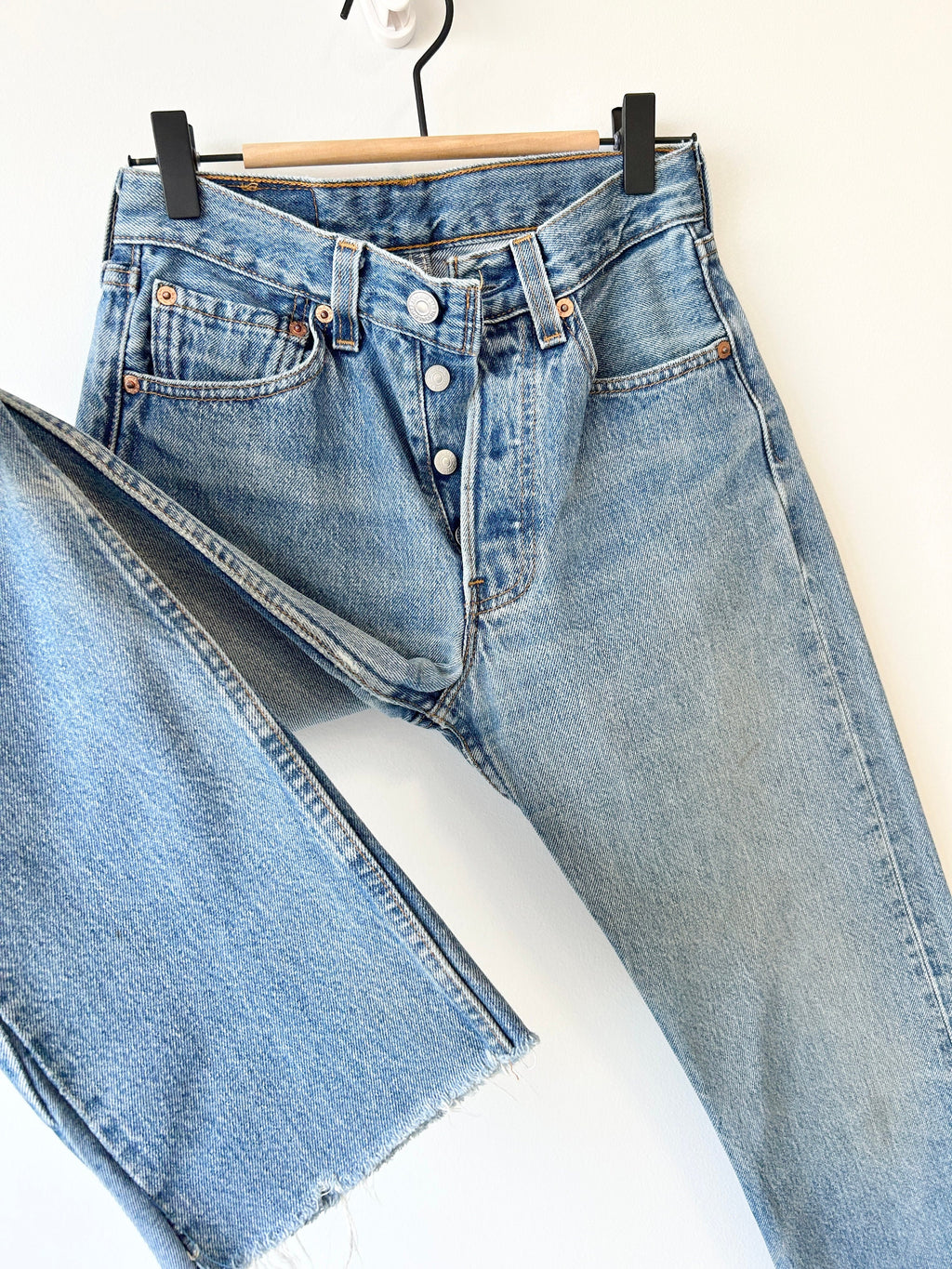 W25 L29 Levis 501 vintage soft worn denim straight leg 501 made in 90s vintage blue 501 vintage Levi’s England