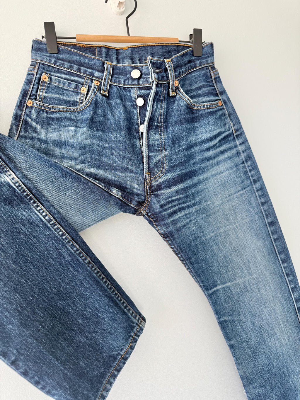 W26 L32 Levis 501 vintage 25-26” measured waist dark blue whiskers faded made in y2k