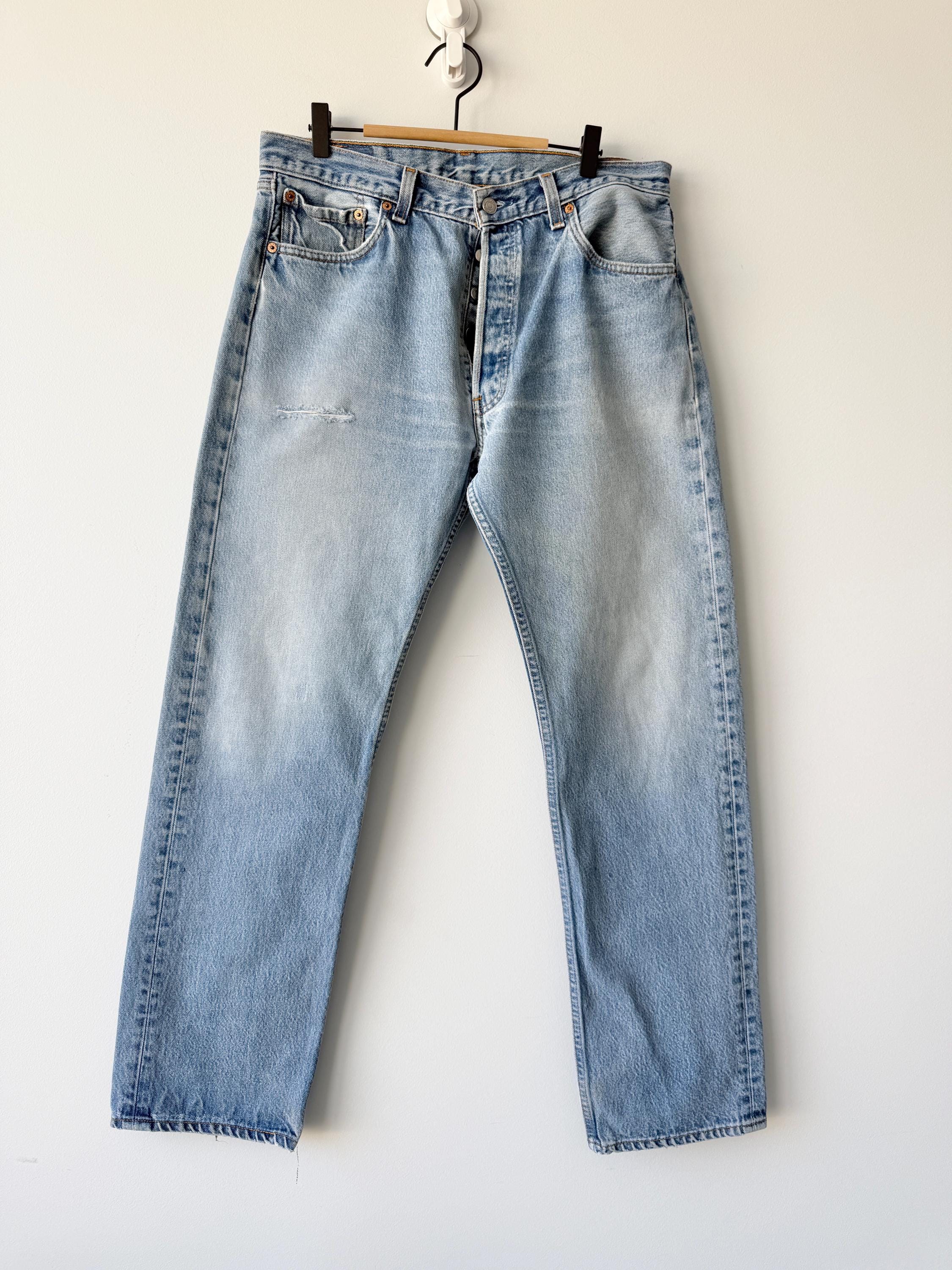 W33 L31 Levis 501 vintage 33” measured waist medium faded blue made in 90s USA