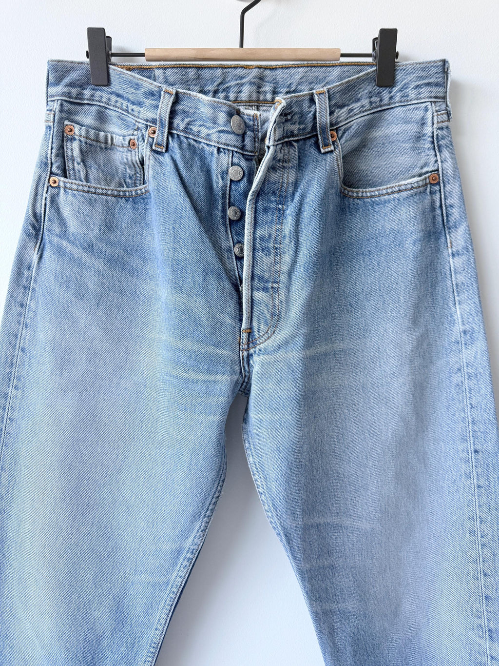 W31 L30 Levis 501 vintage 30-31” waist medium blue 501s made in y2k