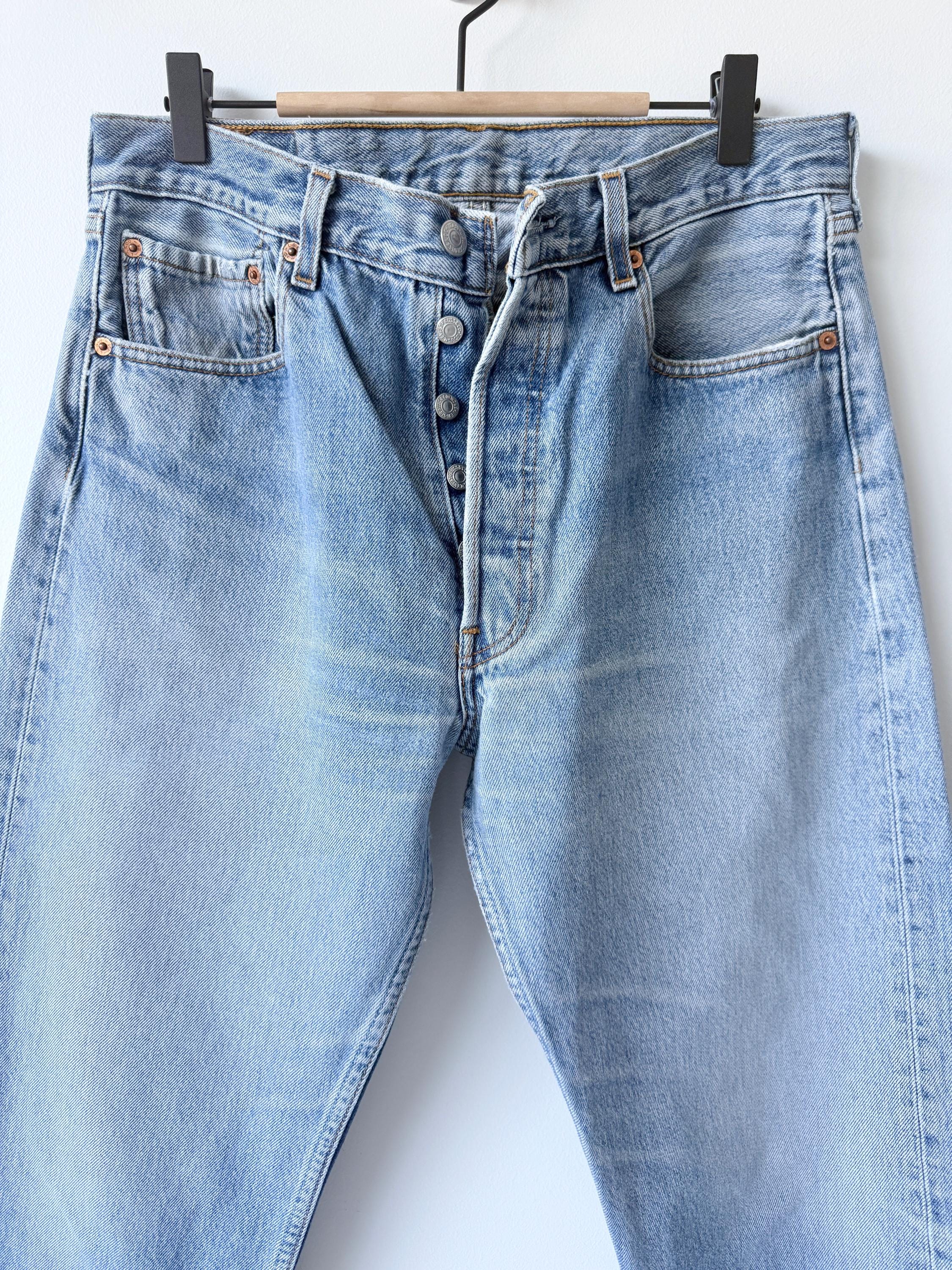 W31 L30 Levis 501 vintage 30-31” waist medium blue 501s made in y2k