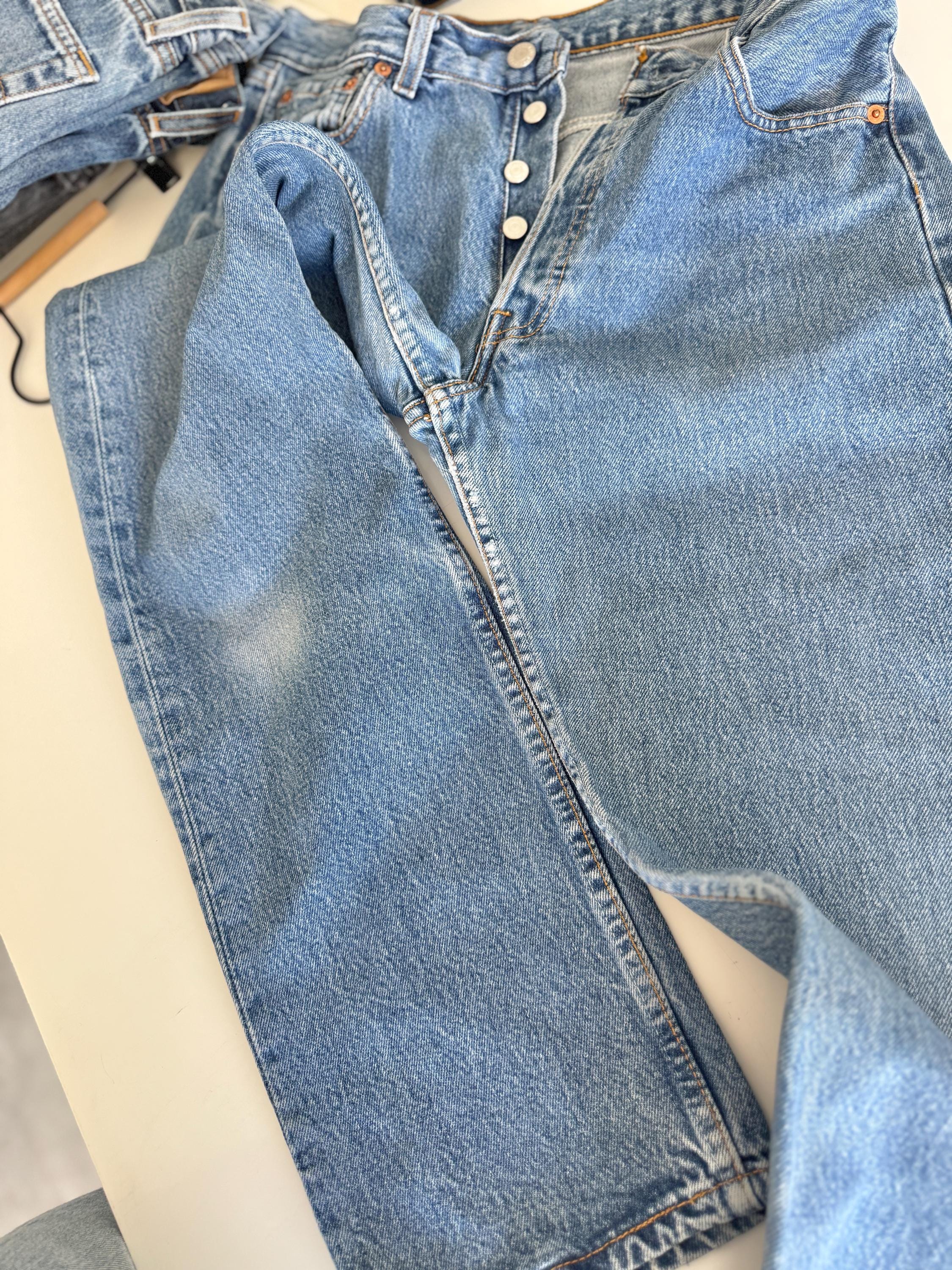 W27 L29 vintage Levis 501 26-27” measured waist medium blue denim made in Y2K