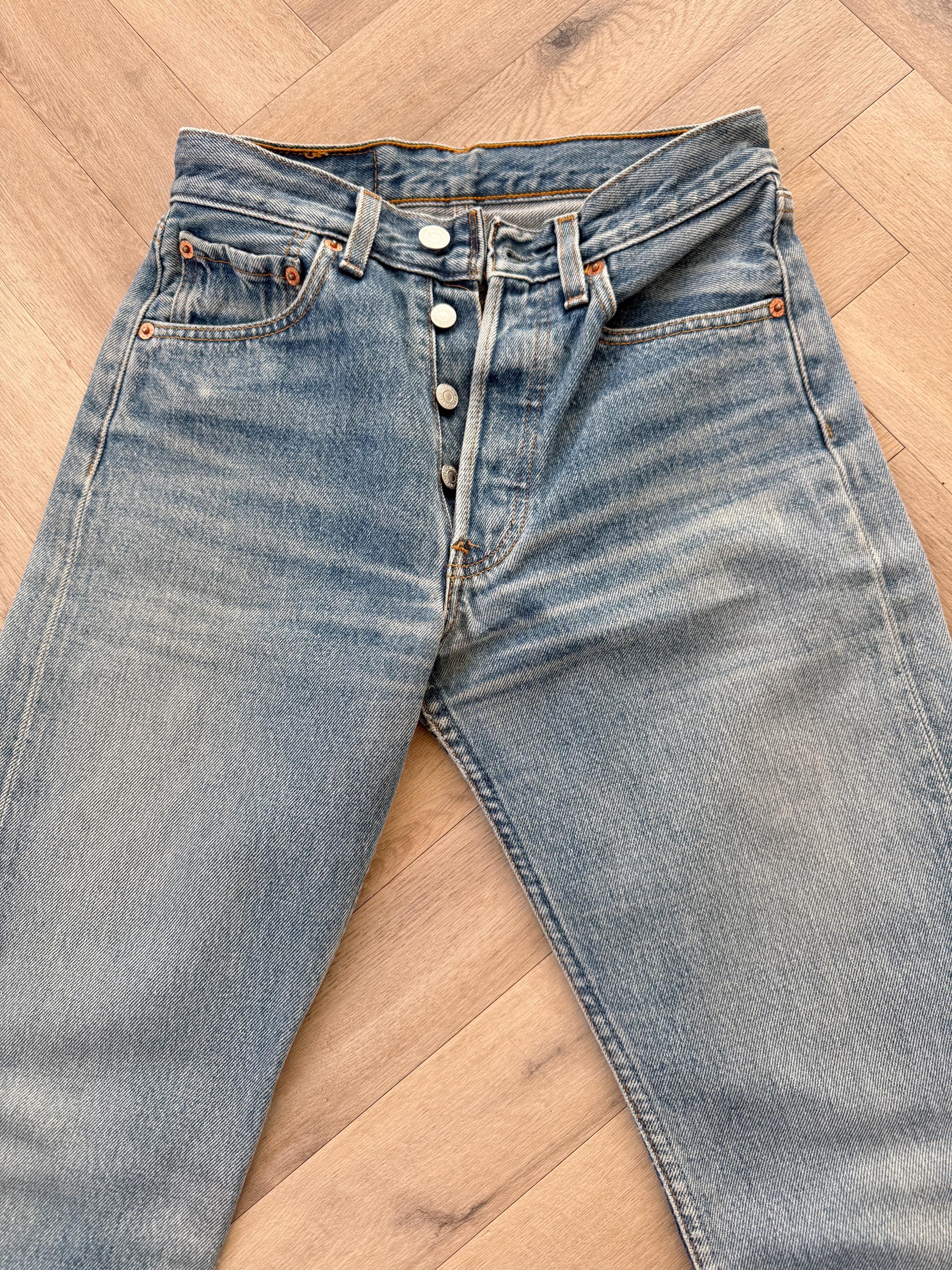 W25 L31 vintage Levis 501 24-25” measured medium blue made in 90s