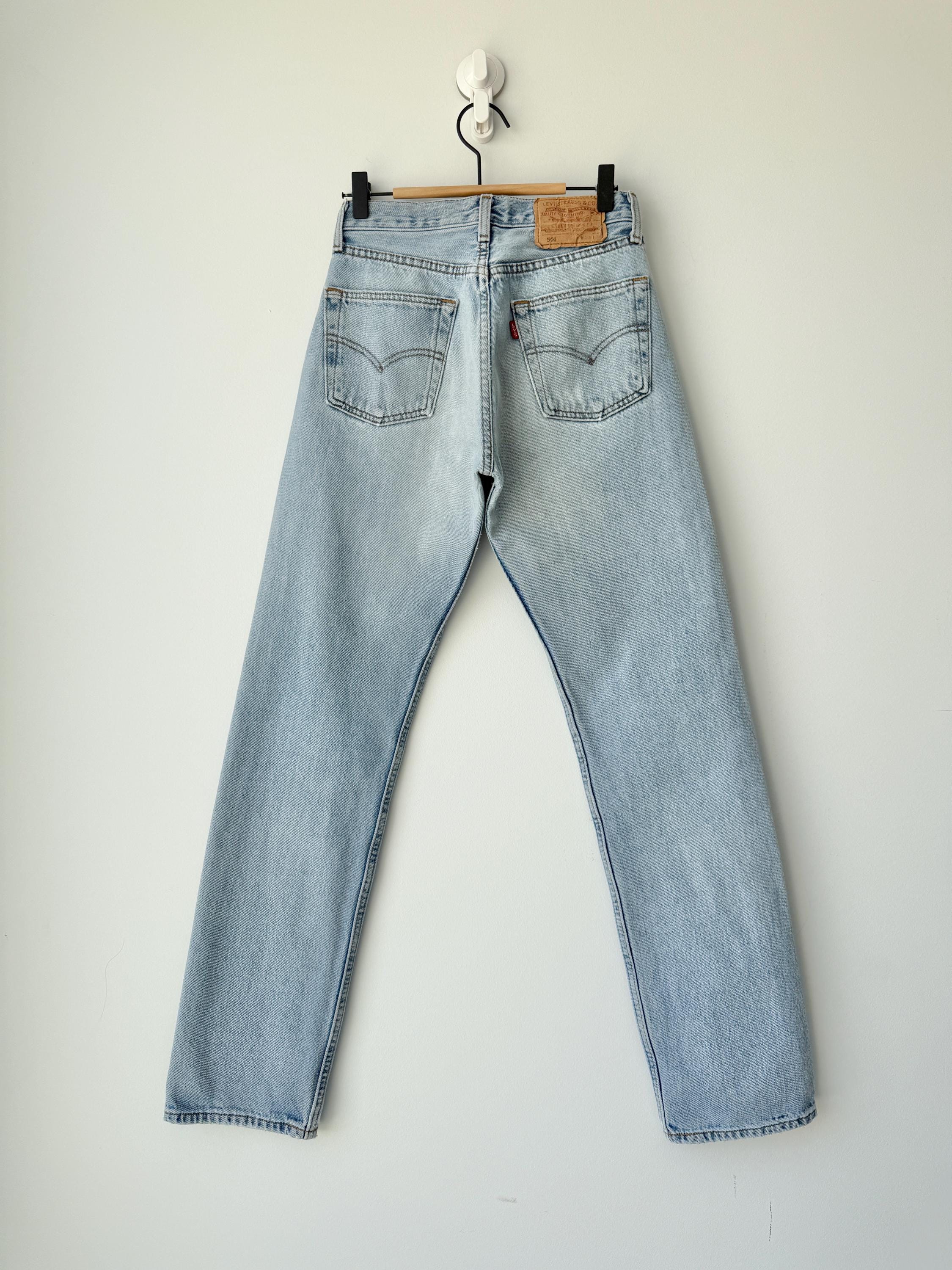 W25 L31 Levis 501 vintage 25” measured waist medium light blue made in 90s