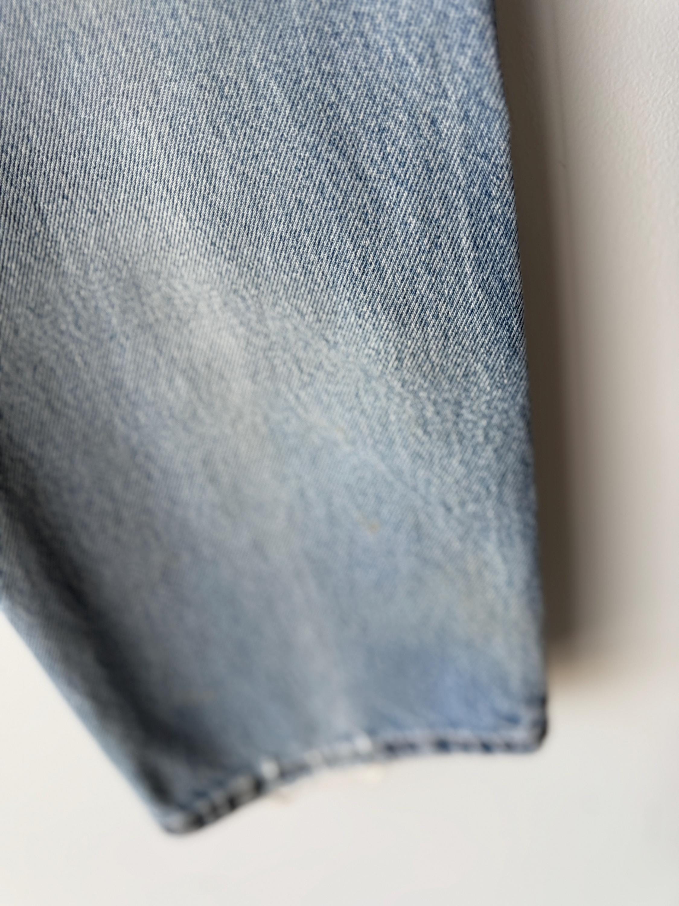 W31 L28 vintage Levis 505 31” measured waist faded light blue made