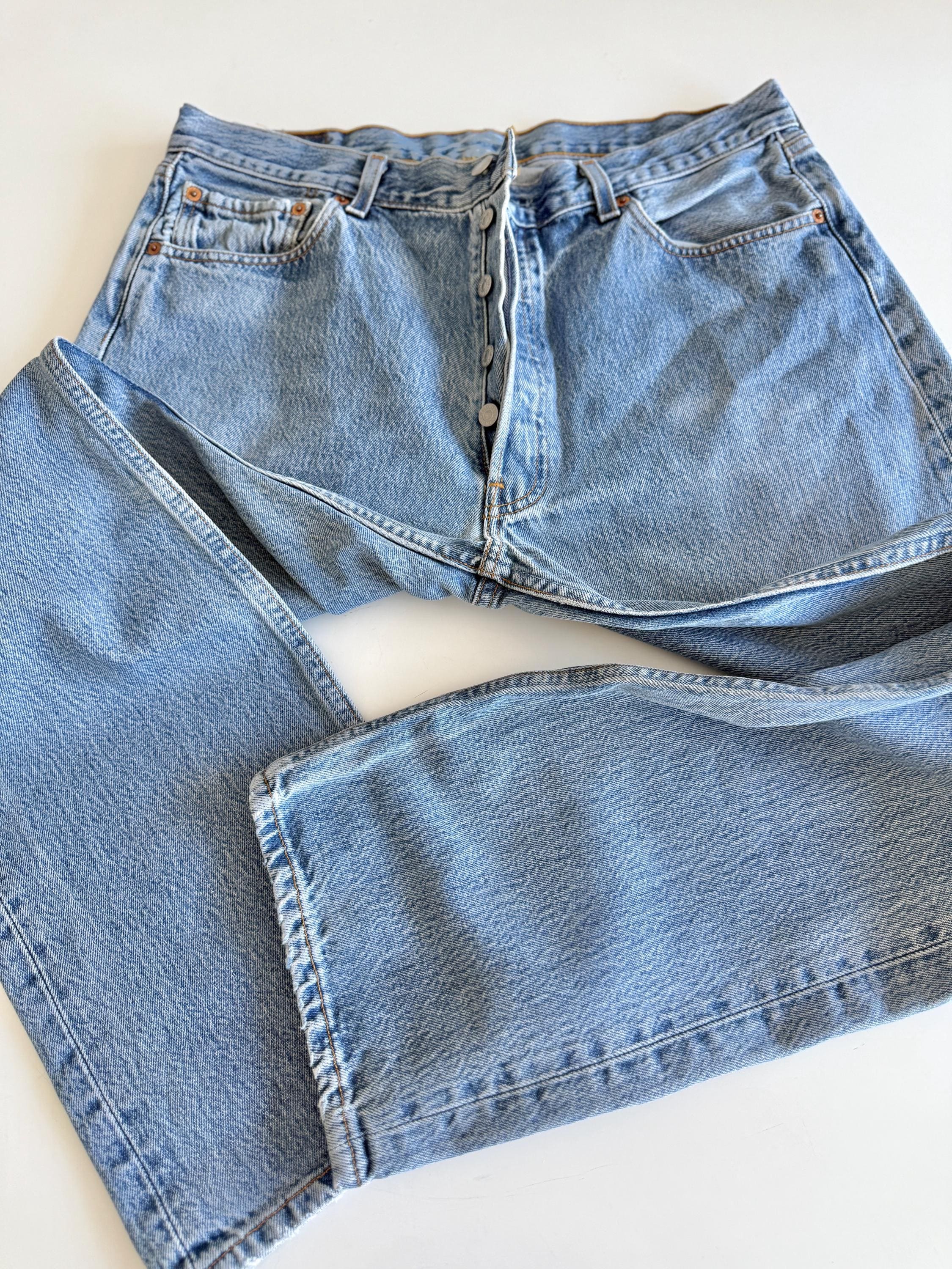 W33 L30 Levis 501 vintage 33” measured waist medium blue made in Y2K