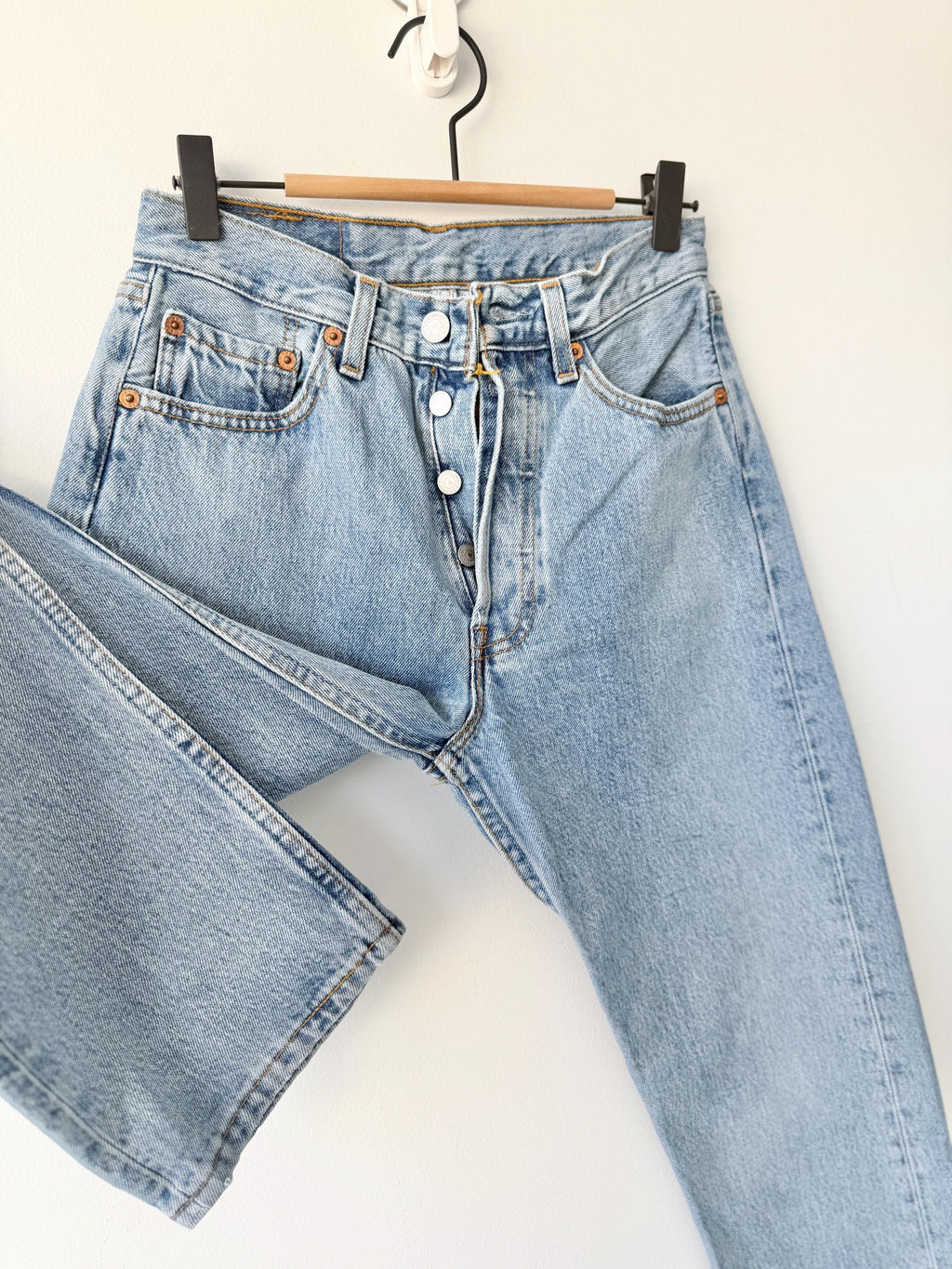W25 L30 vintage Levis 501 25” measured waist medium blue made in 90s