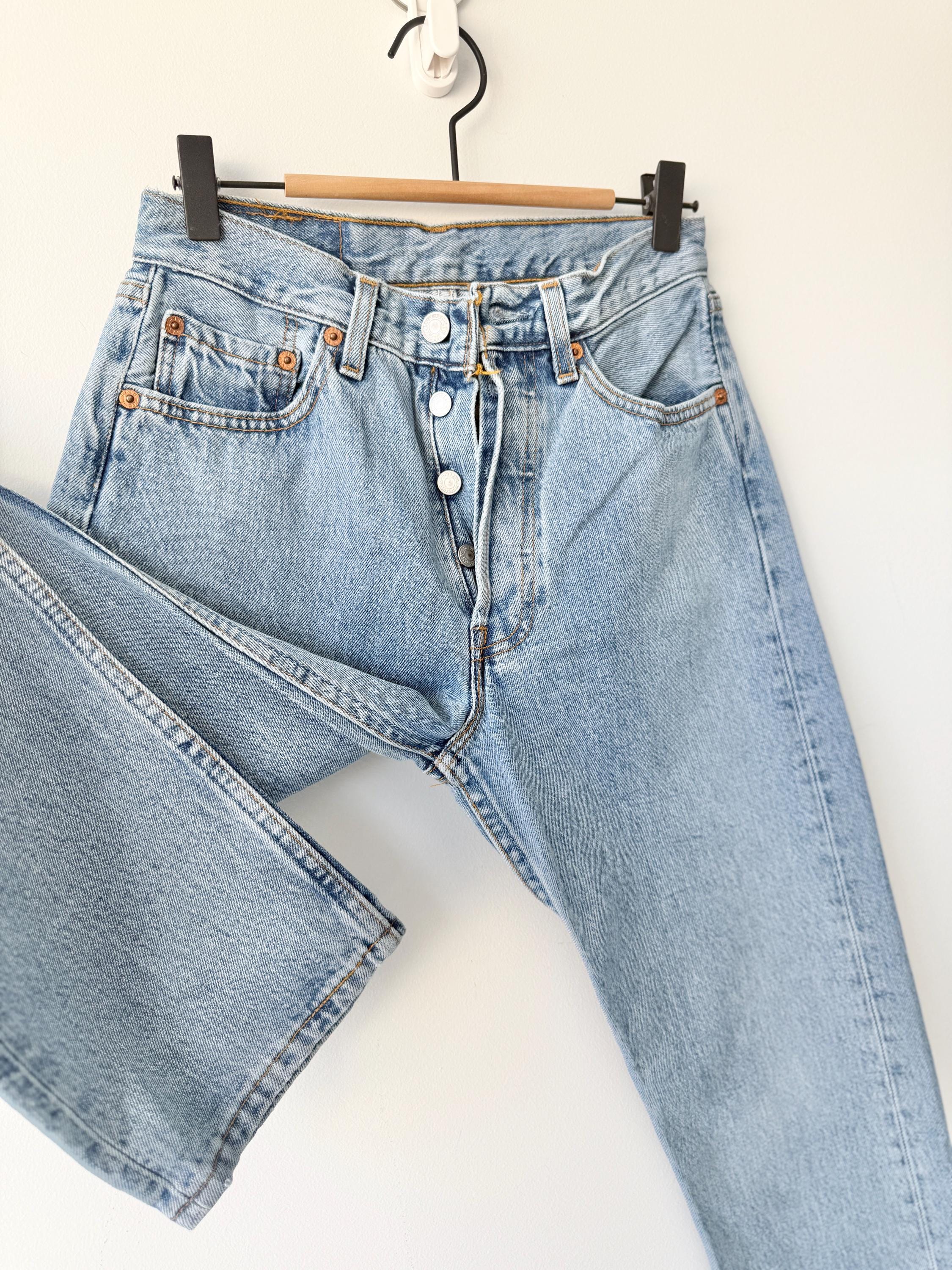 W25 L30 vintage Levis 501 25” measured waist medium blue made in 90s