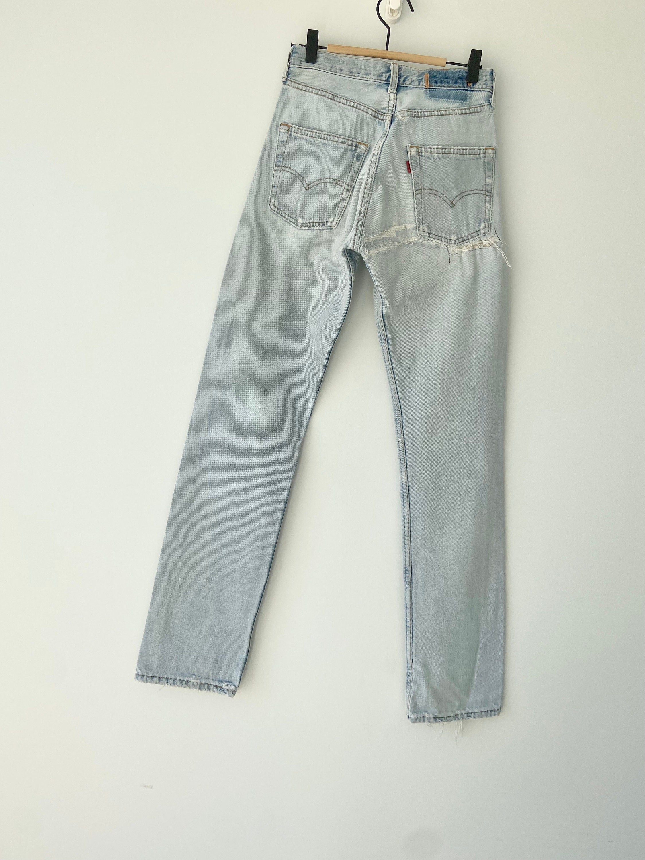 w25 L32 Vintage Levi’s 501 jeans stone wash light distressed soft made in France 1995 faded blue