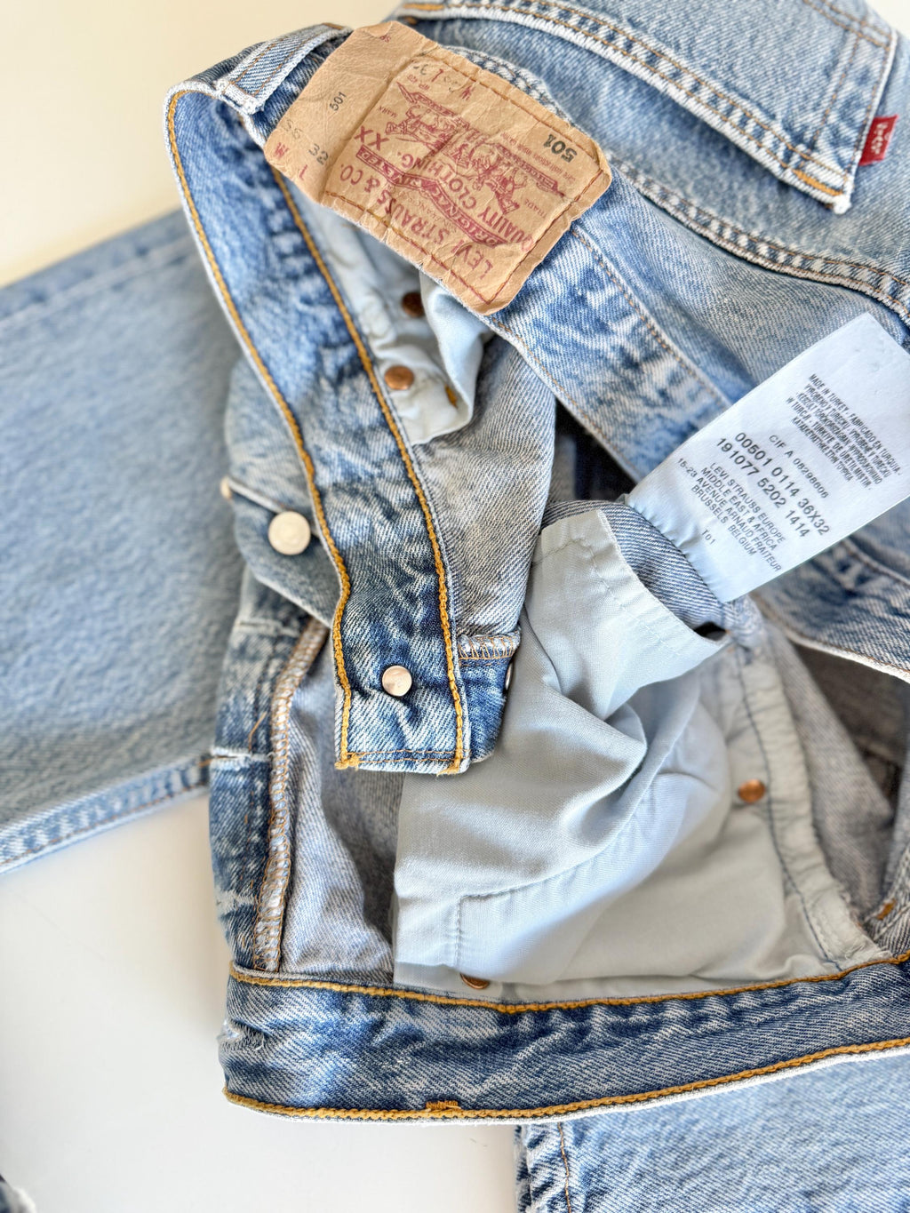 W33 L30 Levis 501 vintage 33” measured waist medium blue made in Y2K