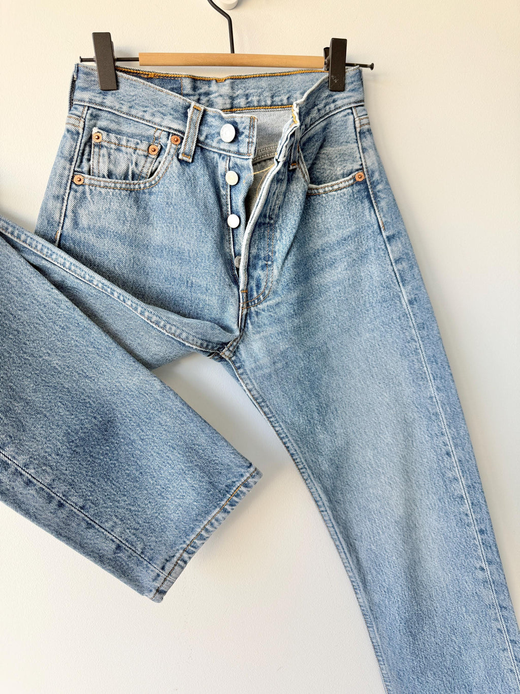 W23 L30 vintage Levis 501 22-23” measured medium blue made in 90s )