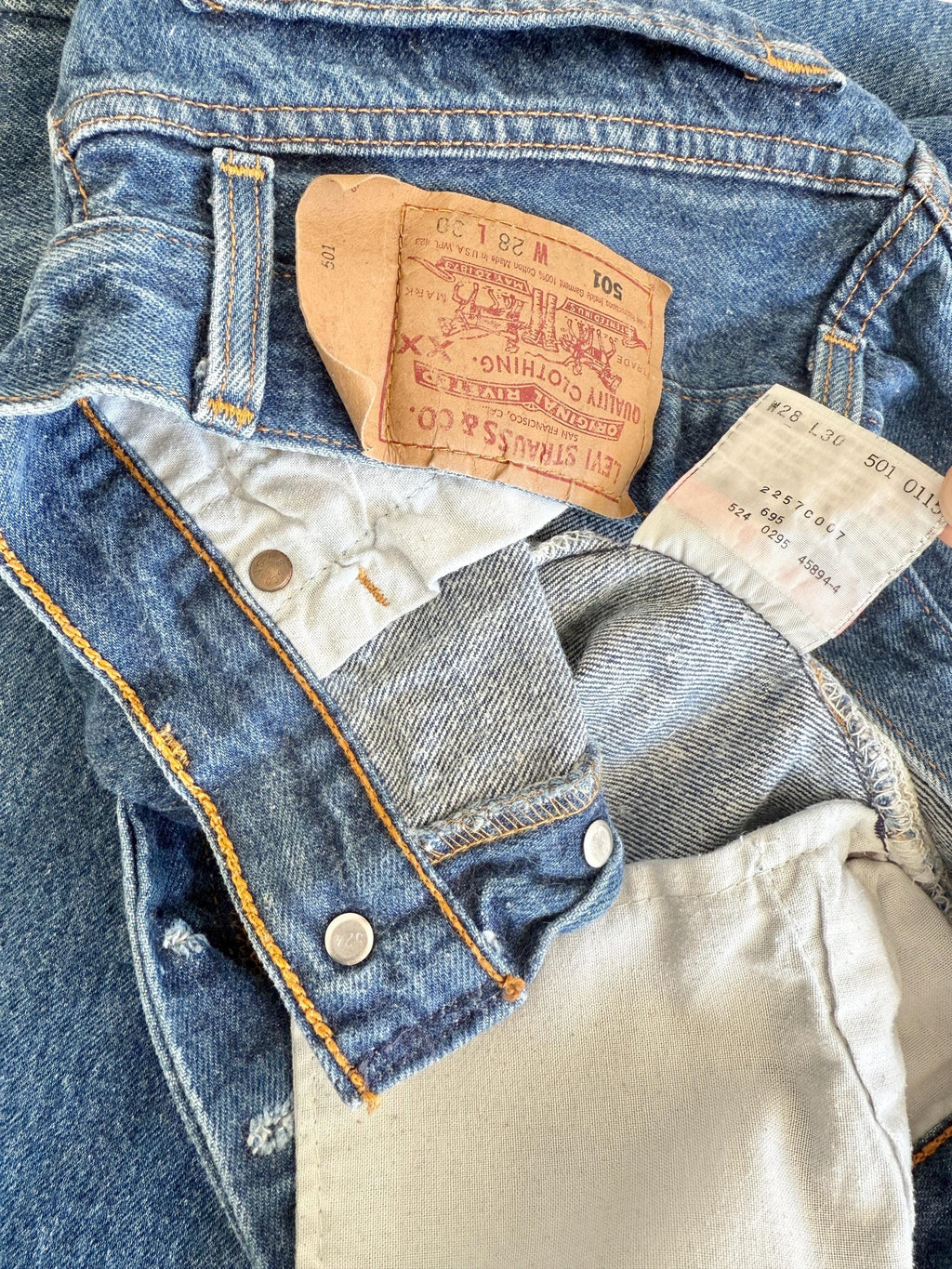 W27 L29 Levis 501 vintage 26-27” measured waist dark blue made in USA 90s