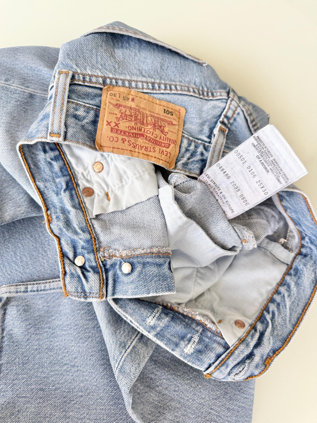 W23 L29 Levis 501 vintage 22-23” measured waist light blue made in 90s hol