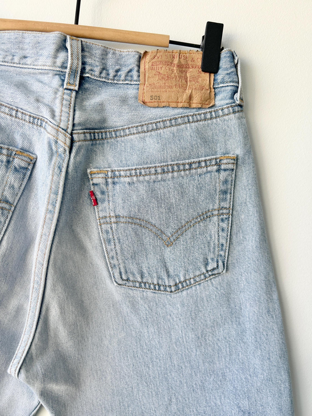 w28 L31 Levi’s Levis 501 vintage light blue shade straight leg jeans made in USA 90s levis 501 vintage 27”/28” waist decuk