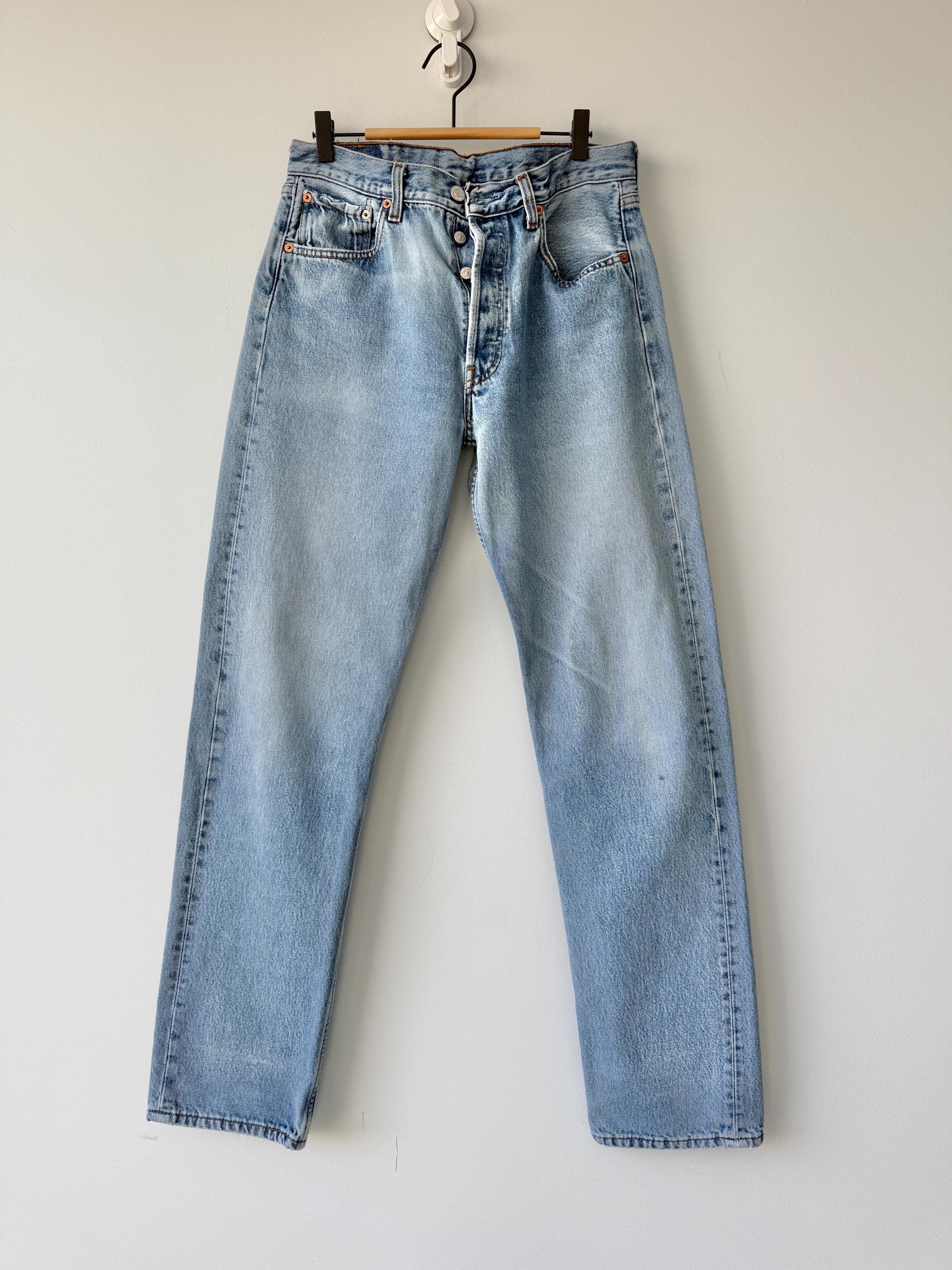 W31 L31 vintage Levis 501 30-31” measured waist medium blue denim made in Y2K
