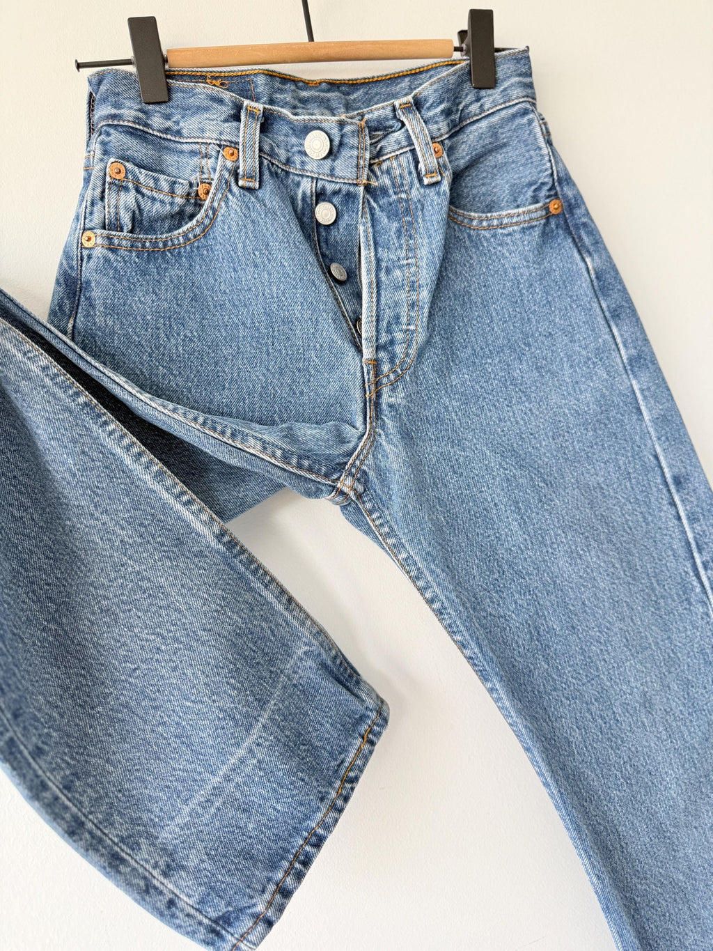 W23 L29  vintage Levis 501 22-23” measured waist medium fade made in 90s