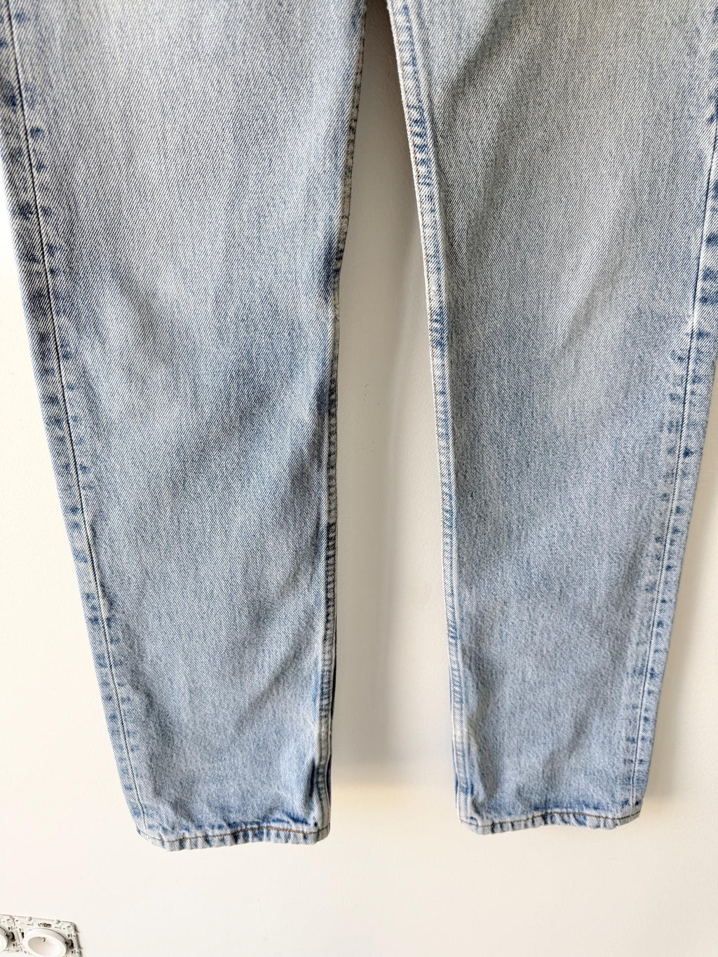 W25 L32 Levis 501 vintage 24-25” waist medium light blue 501s made in France 90s