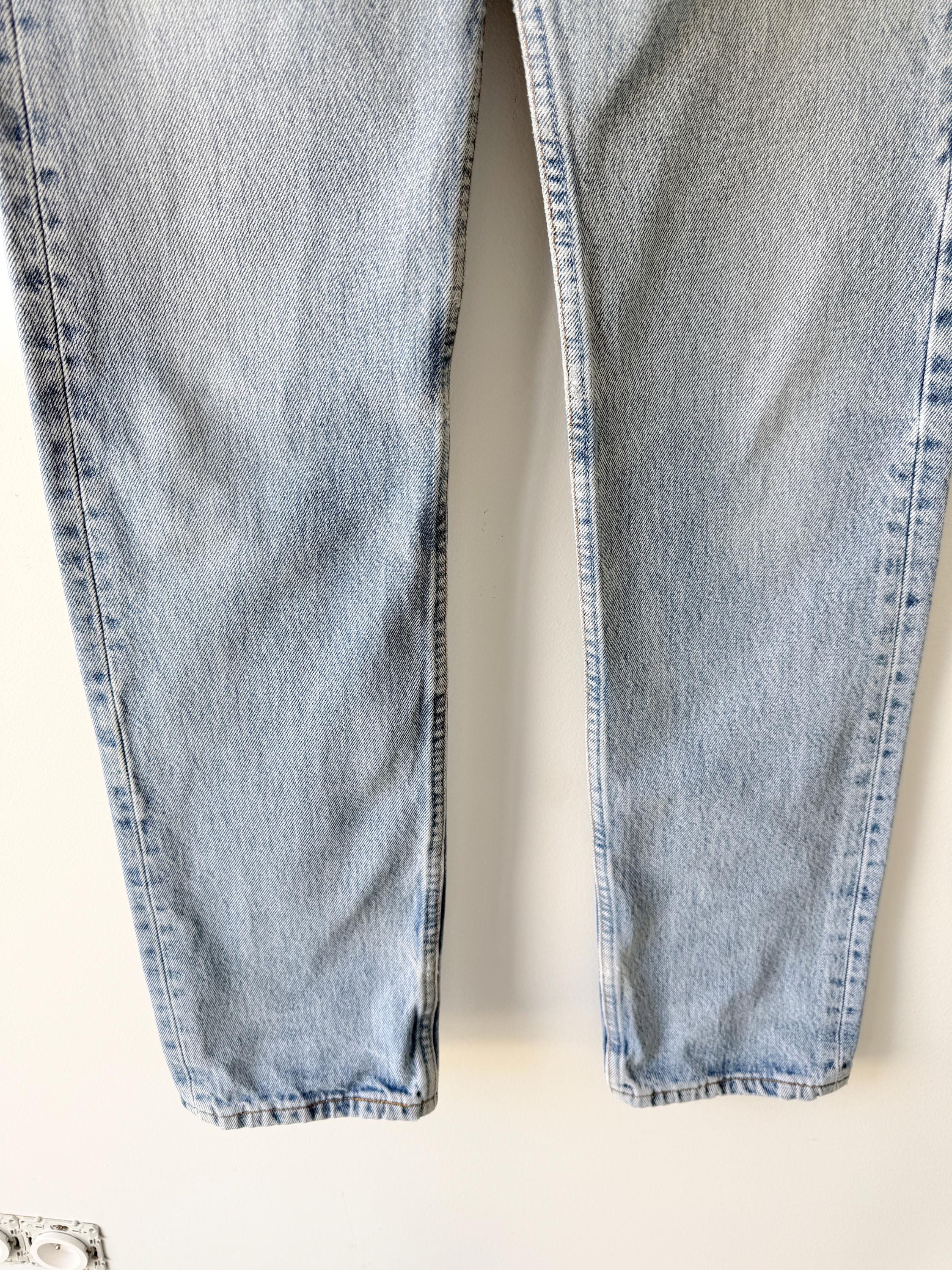 W25 L32 Levis 501 vintage 24-25” waist medium light blue 501s made in France 90s