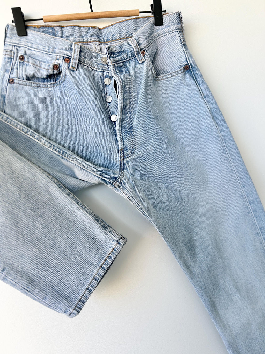 w28 L31 Levi’s Levis 501 vintage light blue shade straight leg jeans made in USA 90s levis 501 vintage 27”/28” waist decuk