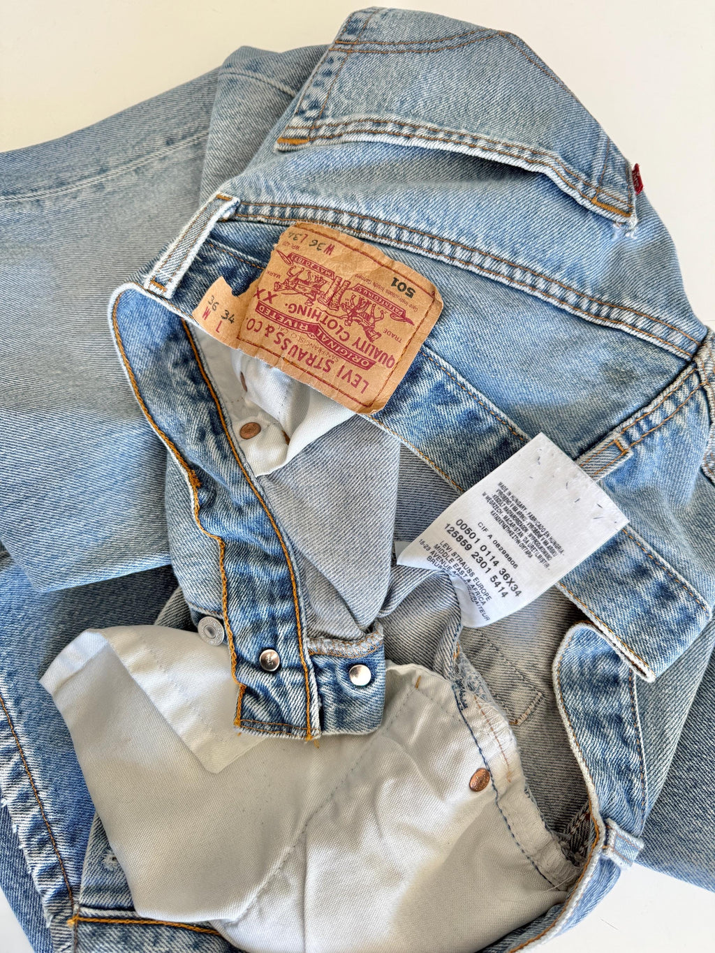 W33 L33 vintage Levis 501 33” measured waist medium faded blue denim made in Y2K