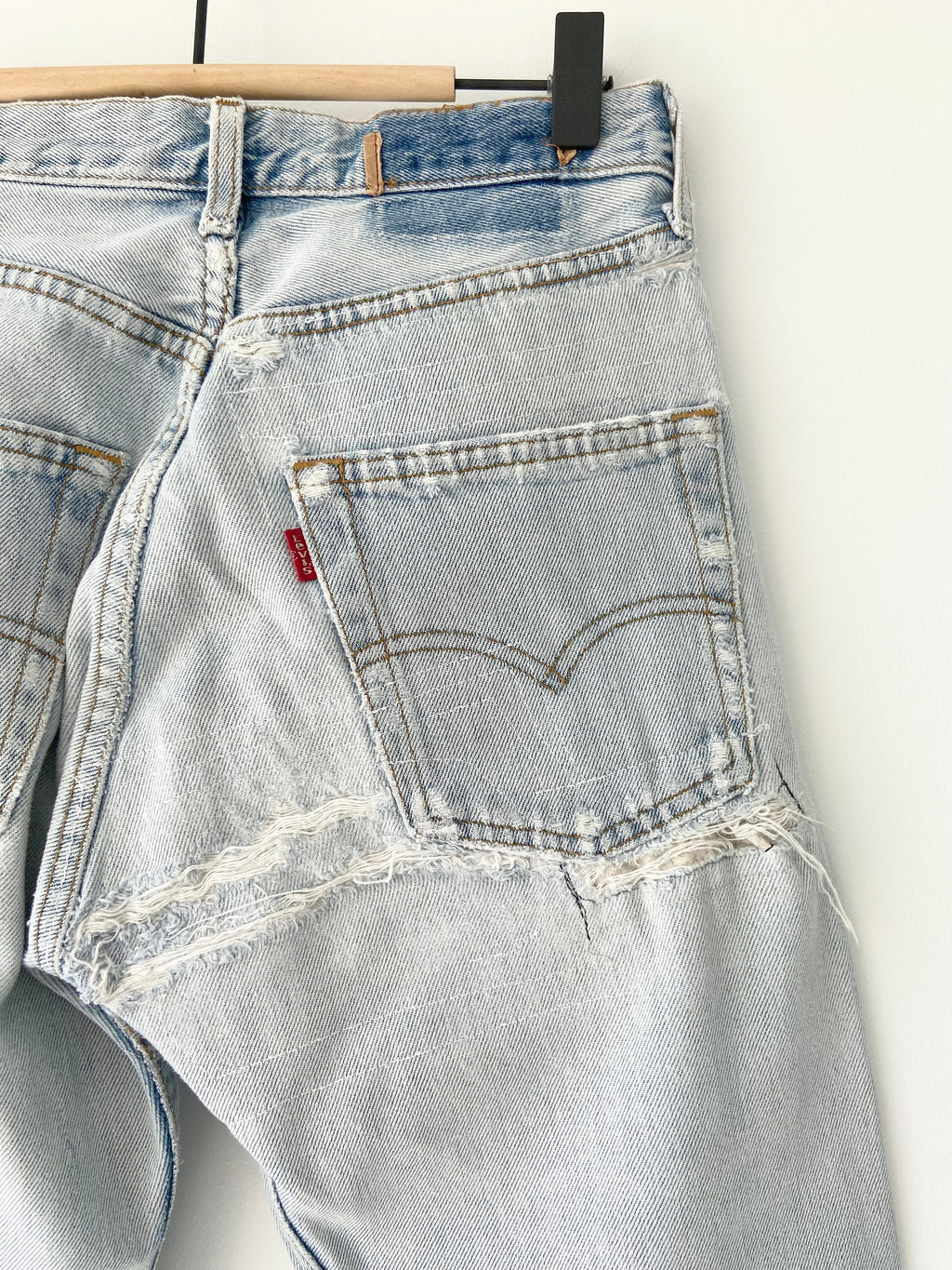 w25 L32 Vintage Levi’s 501 jeans stone wash light distressed soft made in France 1995 faded blue