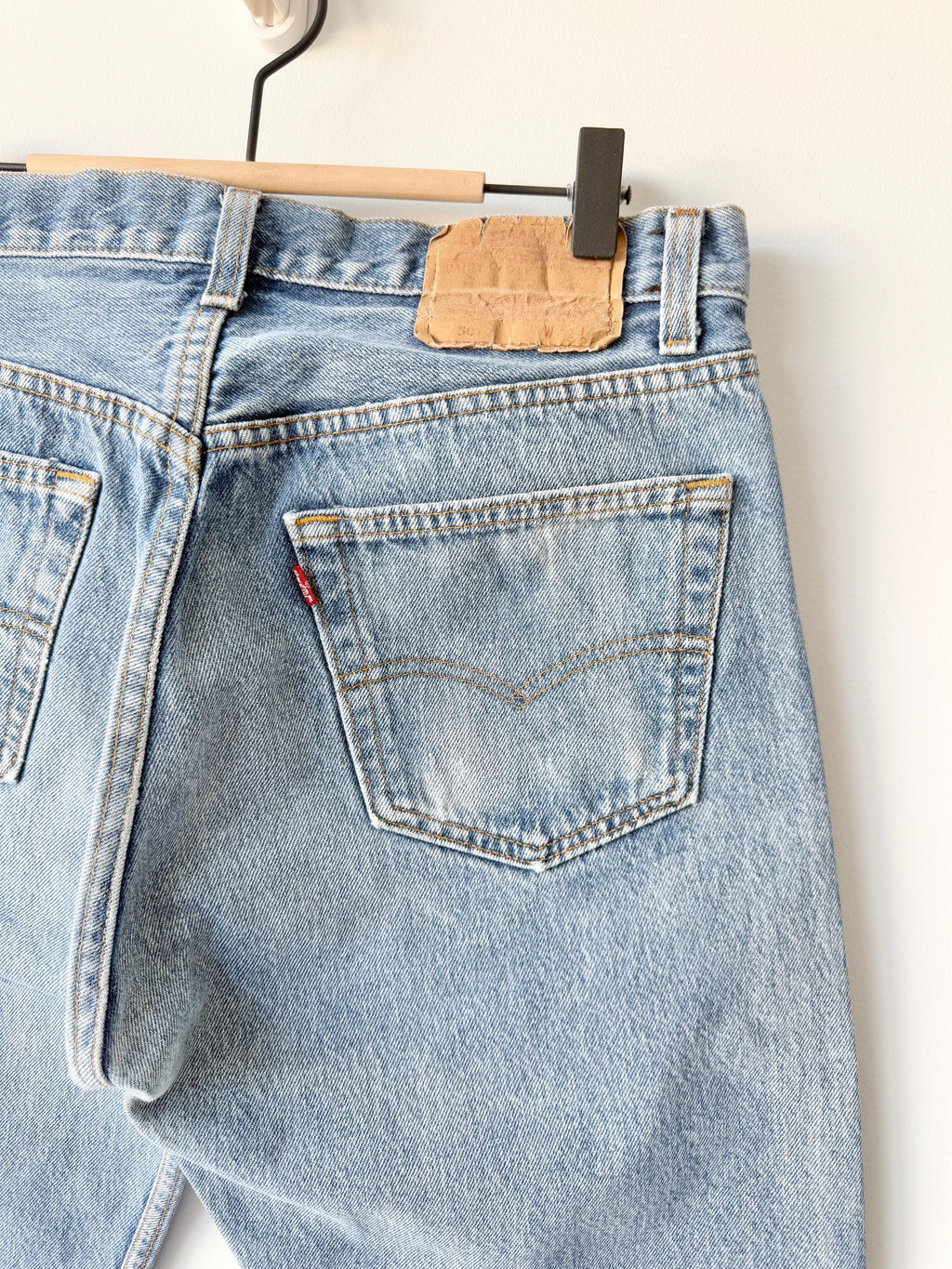 Levis 501s  vintage w31 L29 medium faded blue 501s made in USA 80s straight leg jeans 501 30”/31” waist hol