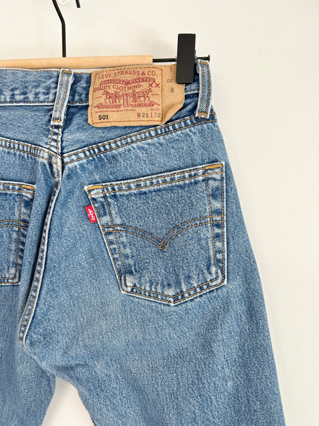 Levis 501 vintage w23 L31 Levi’s 501 faded medium blue 90s Levi’s blue faded blue straight leg blue 501 vintage blue 501 worn vintage Levi’s