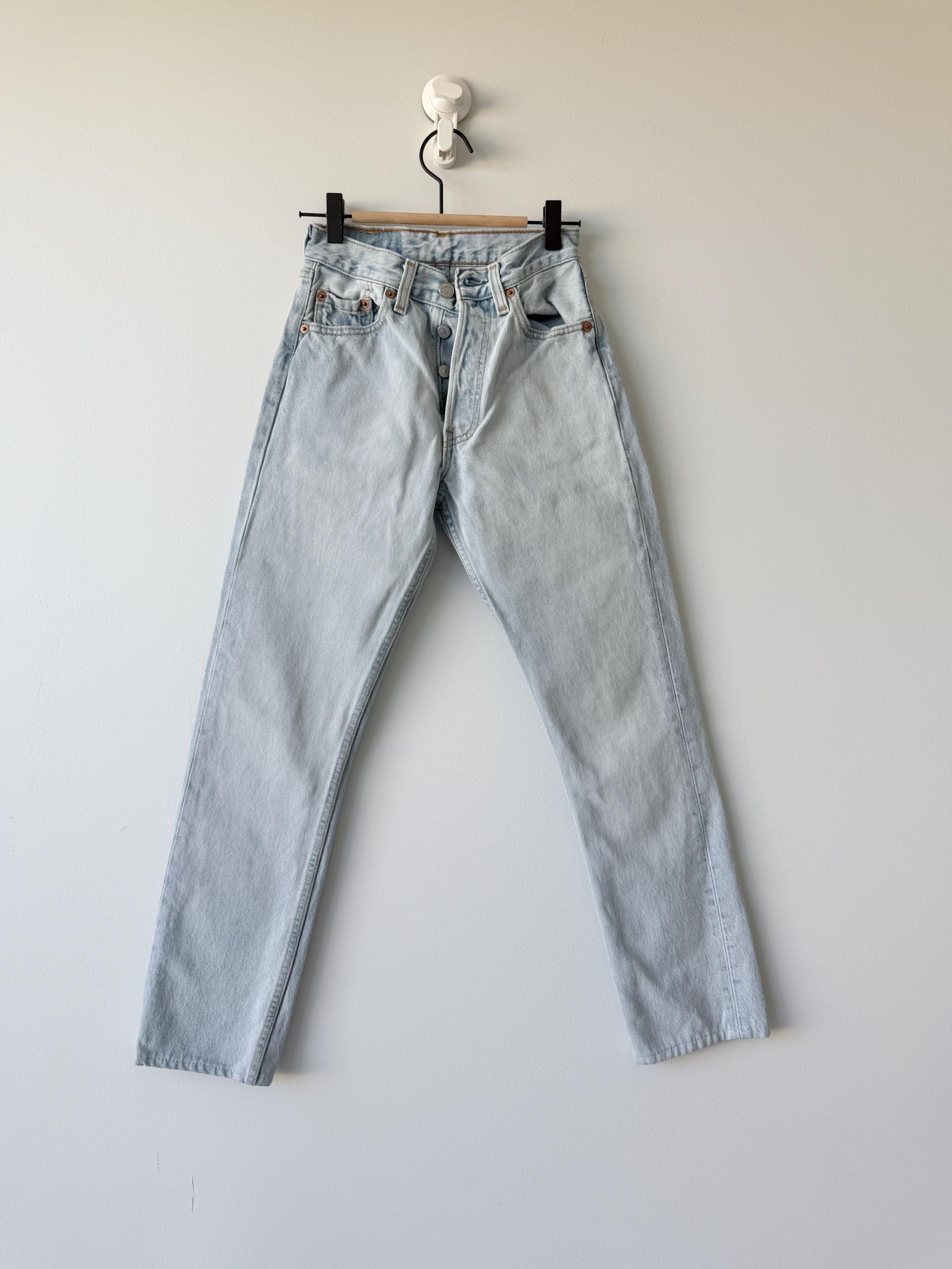 w22 L28 Levis 501 vintage light blue 501s for women tag made in USA 90s straight leg jeans 22”waist