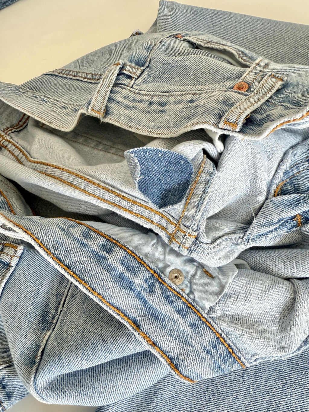 W29 L33 vintage Levis 501 28-29” measured whiskers faded light blue made in 90s