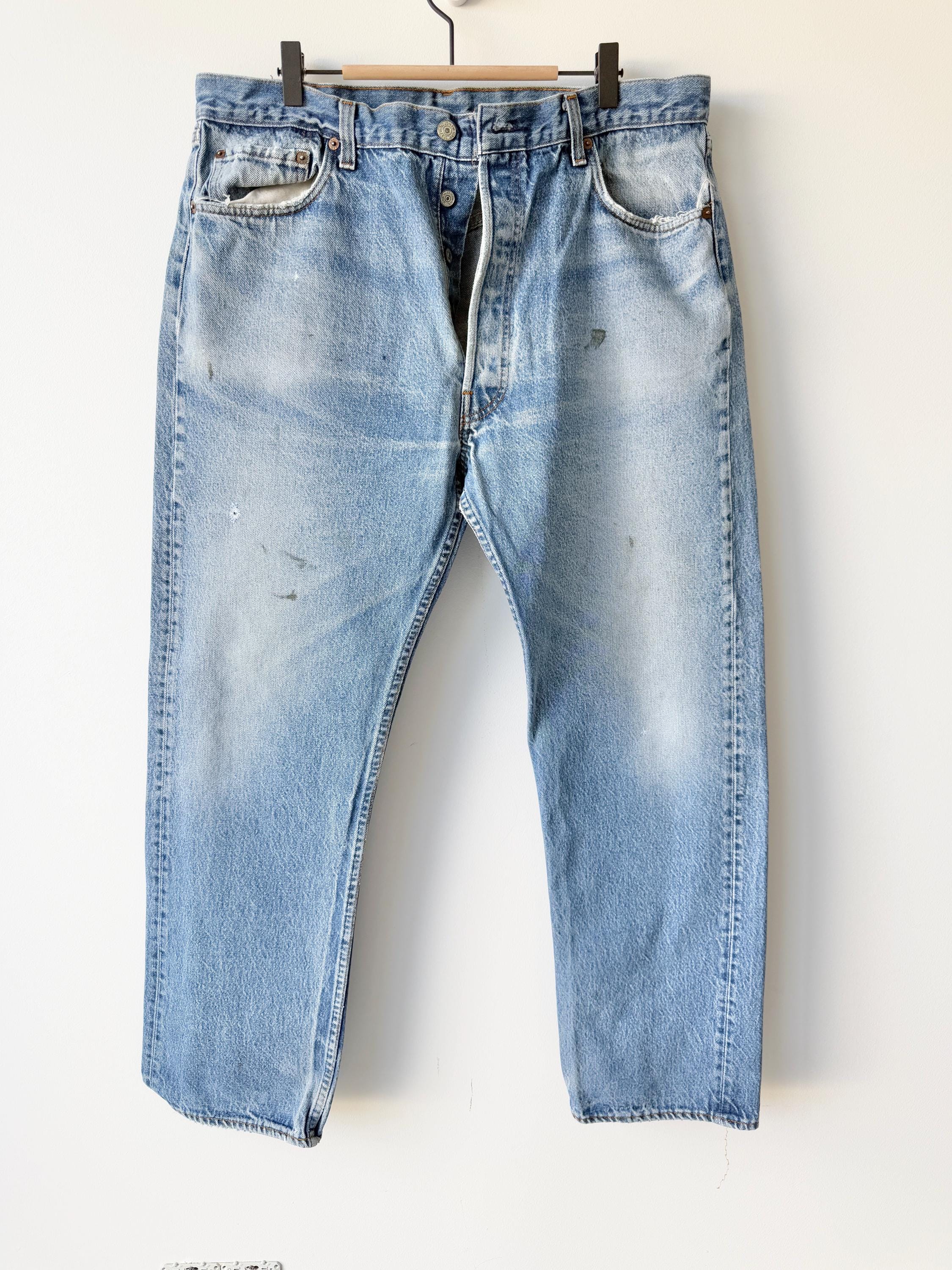 w35 L30 Levis 501 vintage medium blue stained distressed  blue 501s made in USA 80s straight leg measured 34-35” waist